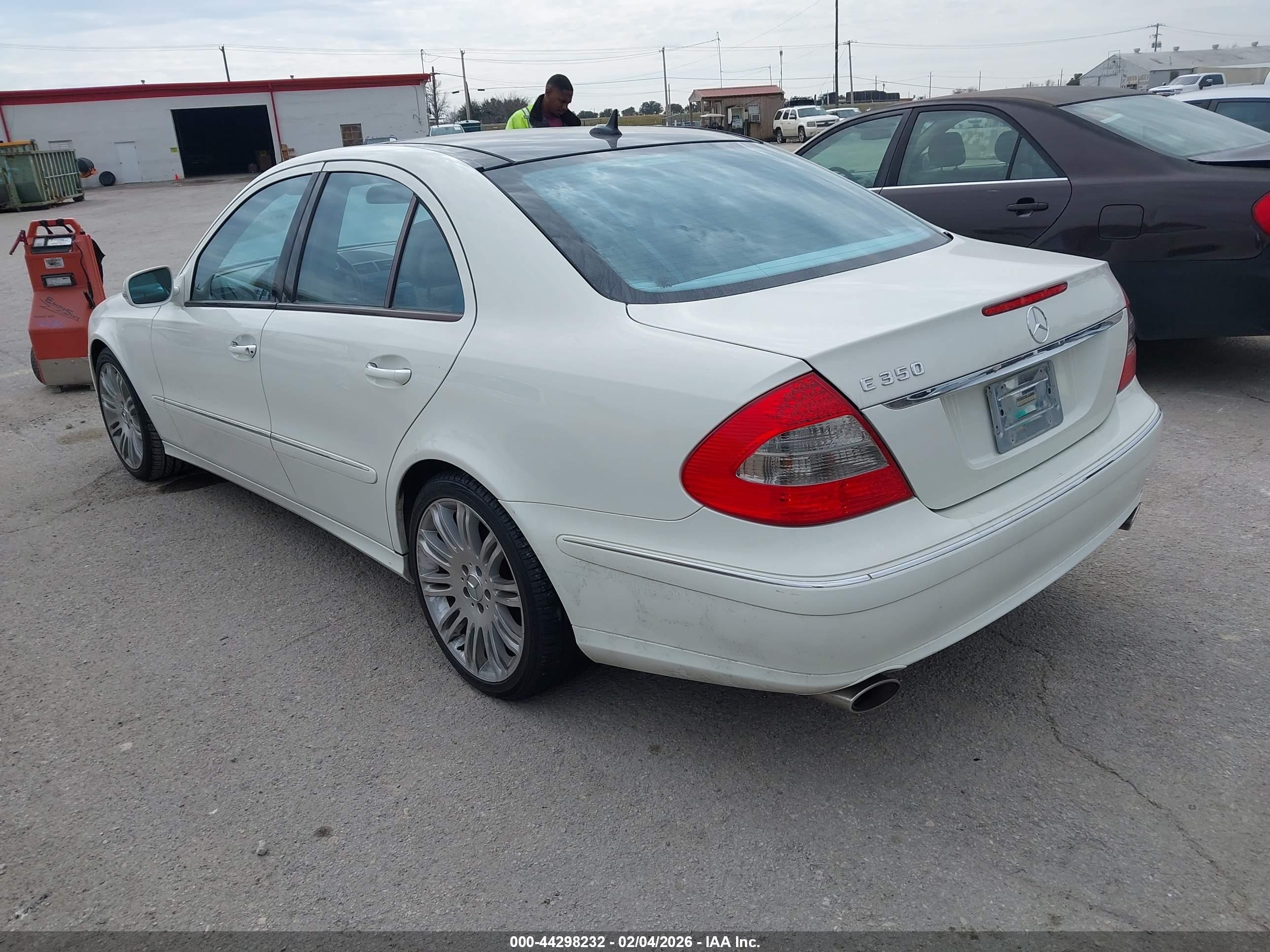MERCEDES-BENZ E image 3