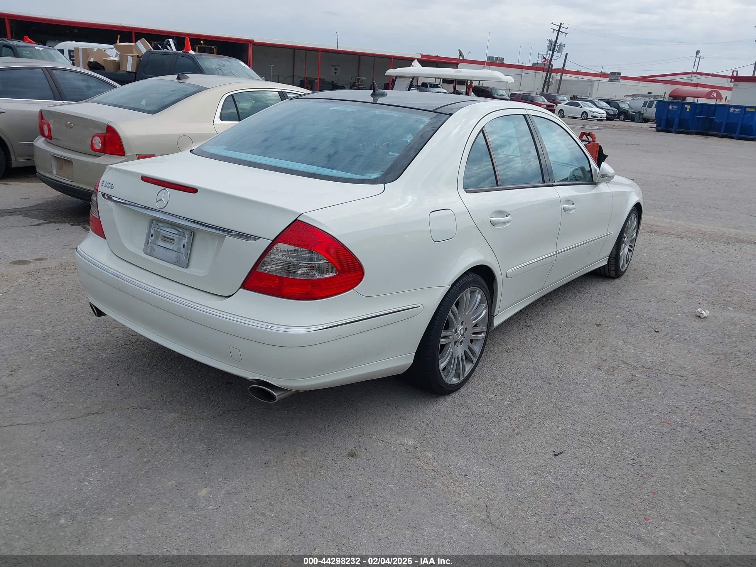 MERCEDES-BENZ E image 4