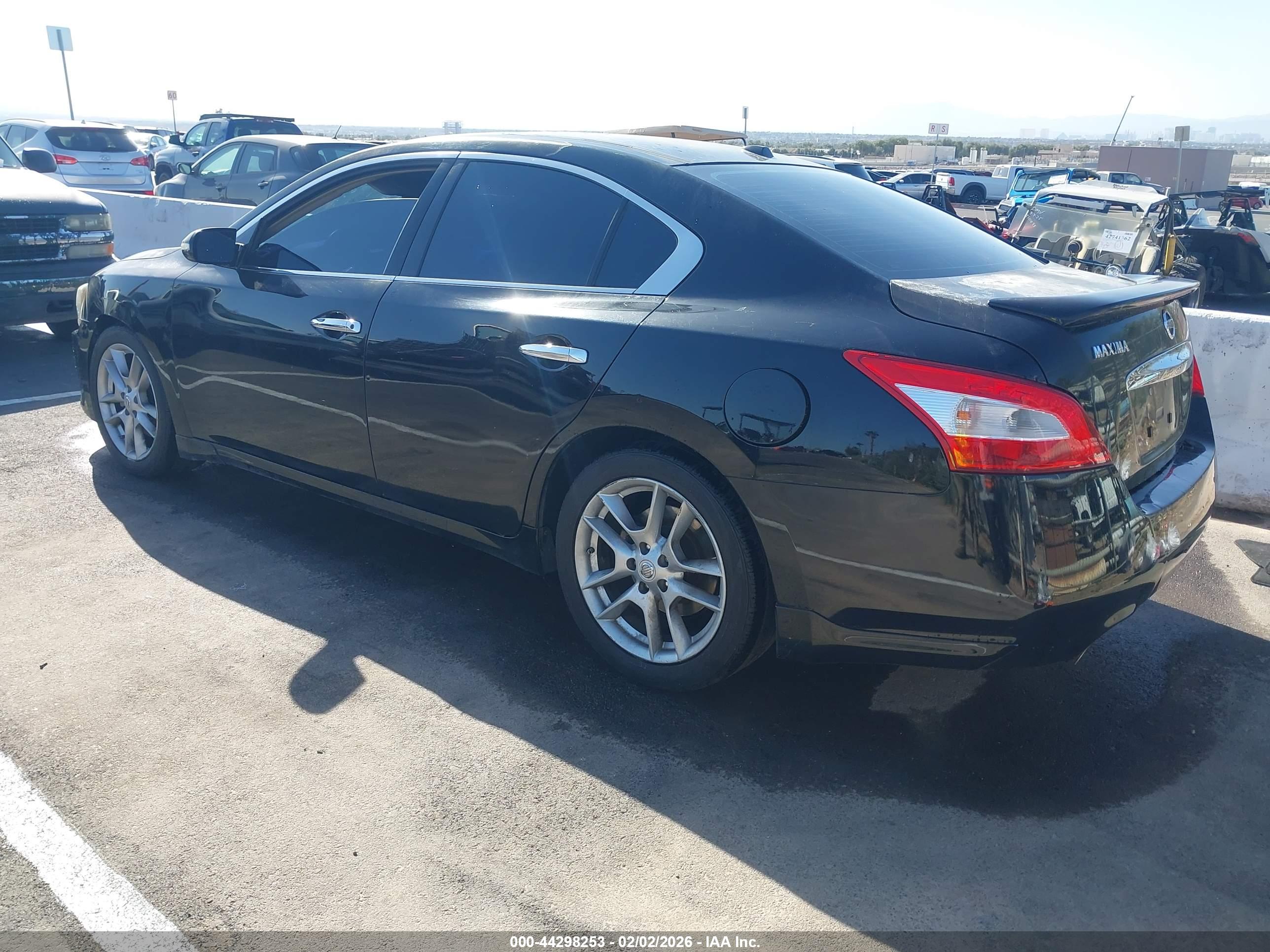 NISSAN MAXIMA image 3