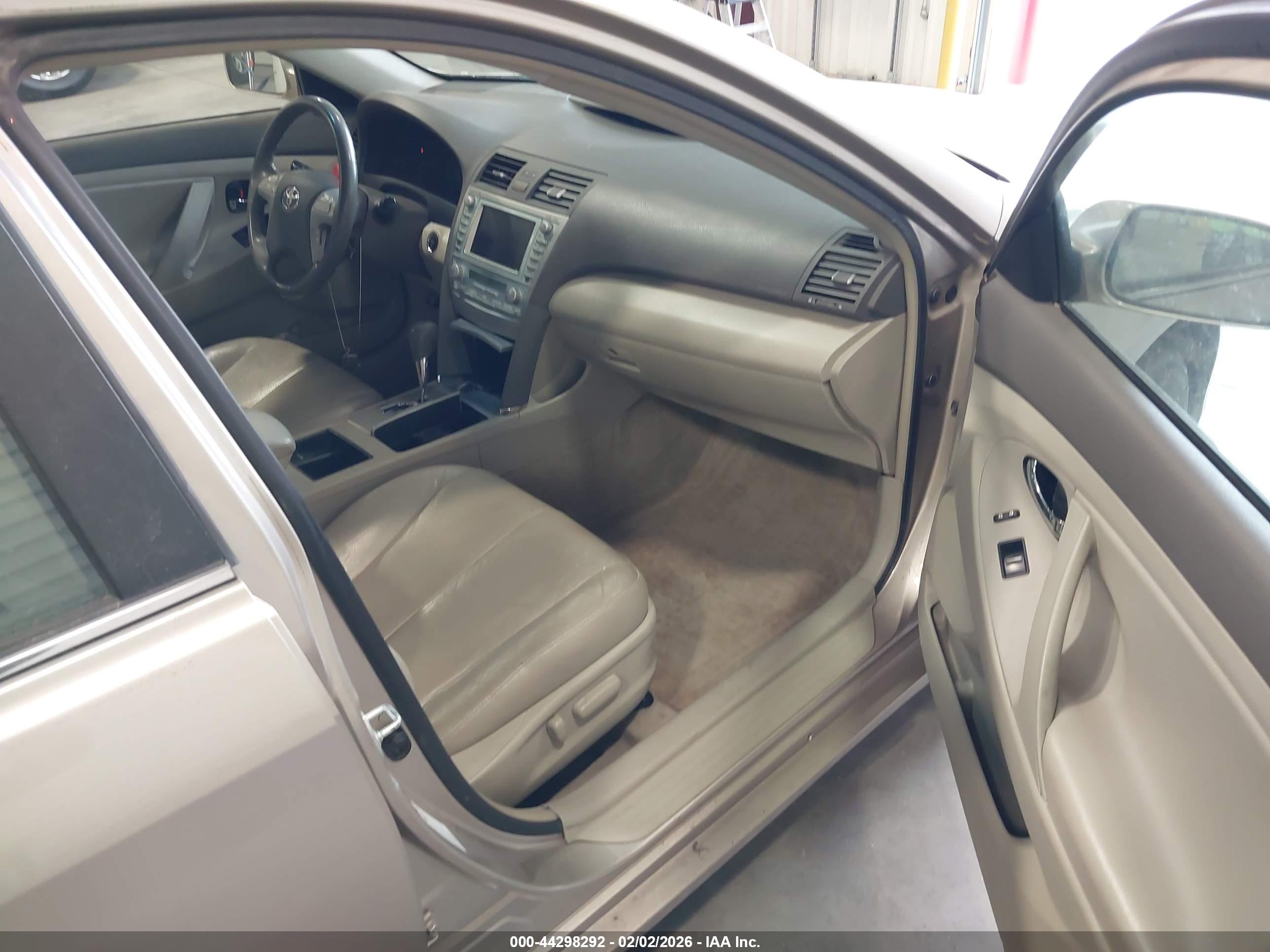TOYOTA CAMRY image 5