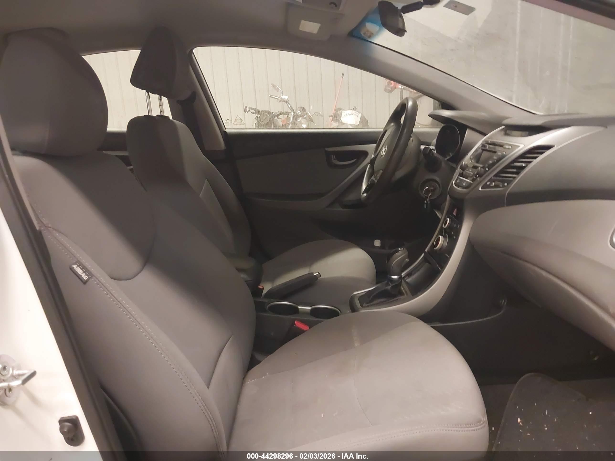 HYUNDAI ELANTRA image 5