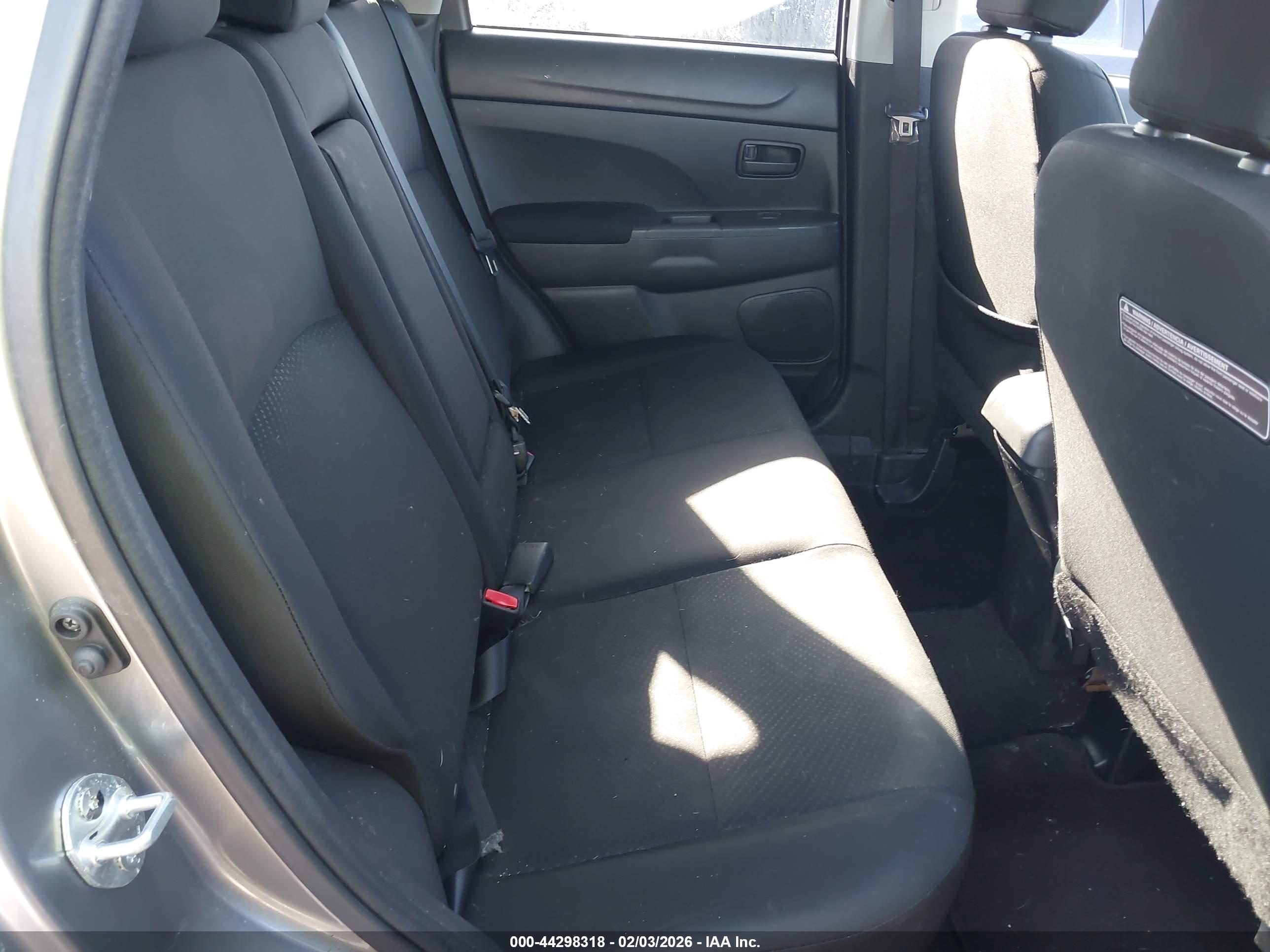 MITSUBISHI OUTLANDER image 8