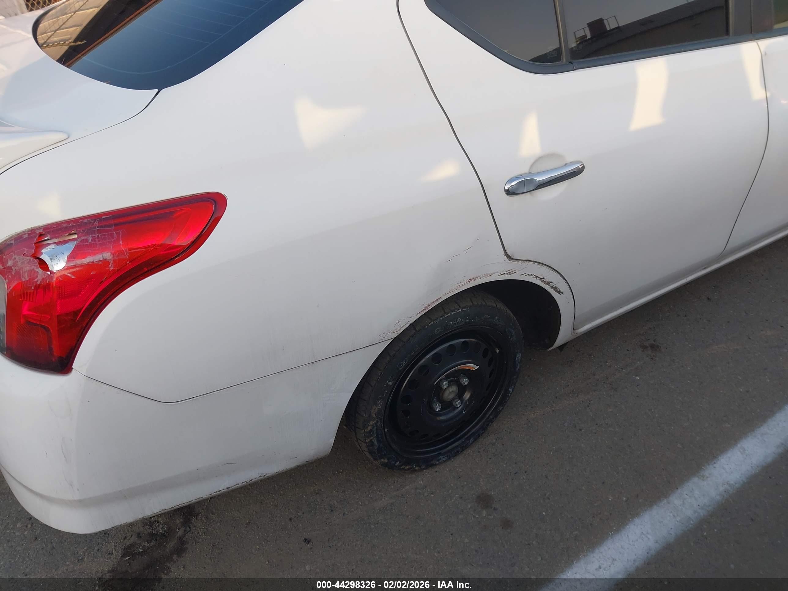 NISSAN VERSA image 6