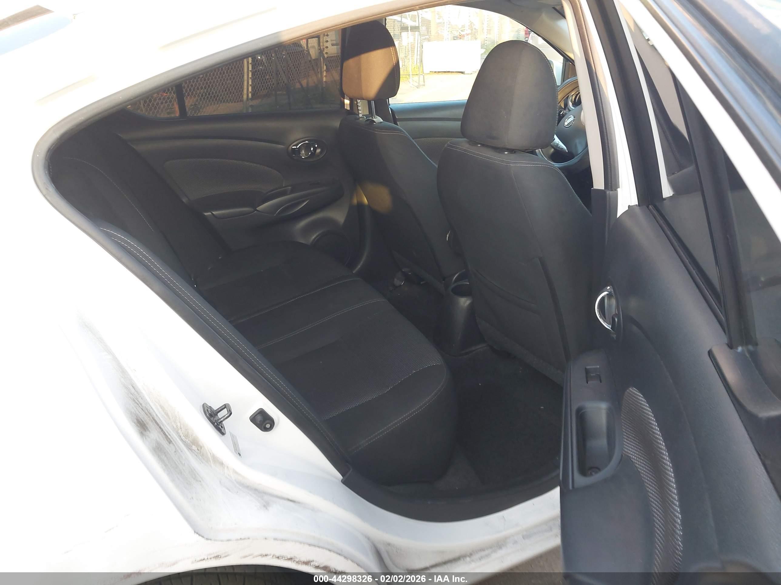 NISSAN VERSA image 8