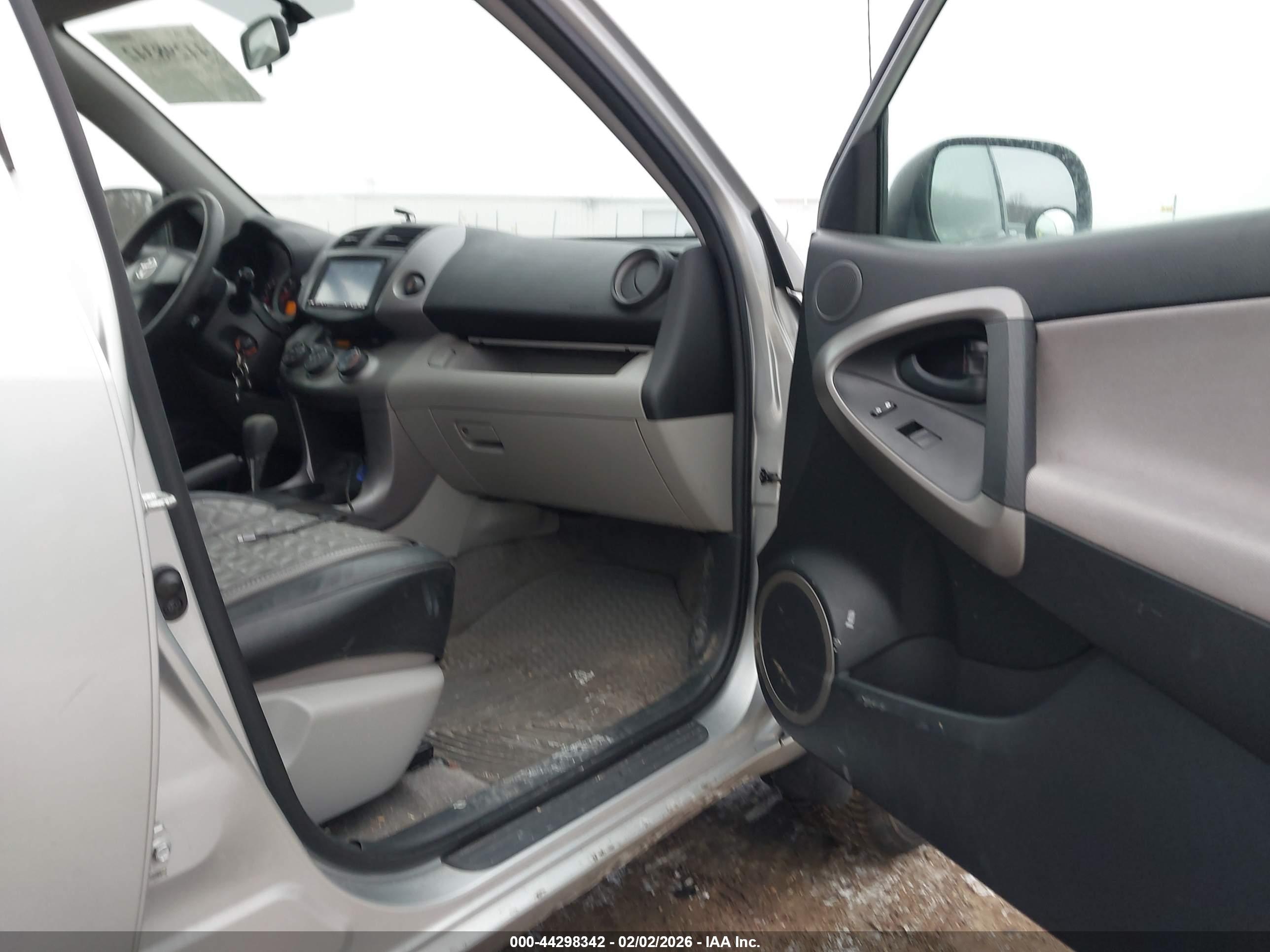 TOYOTA RAV4 image 5