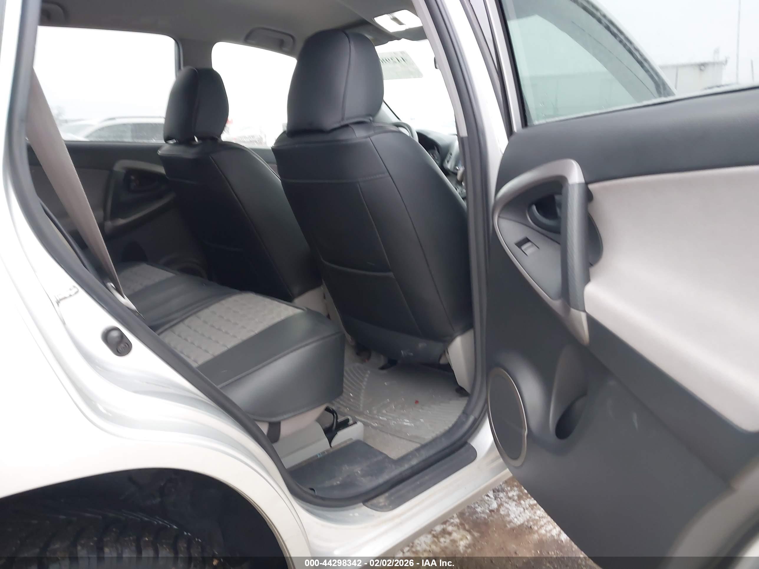 TOYOTA RAV4 image 8