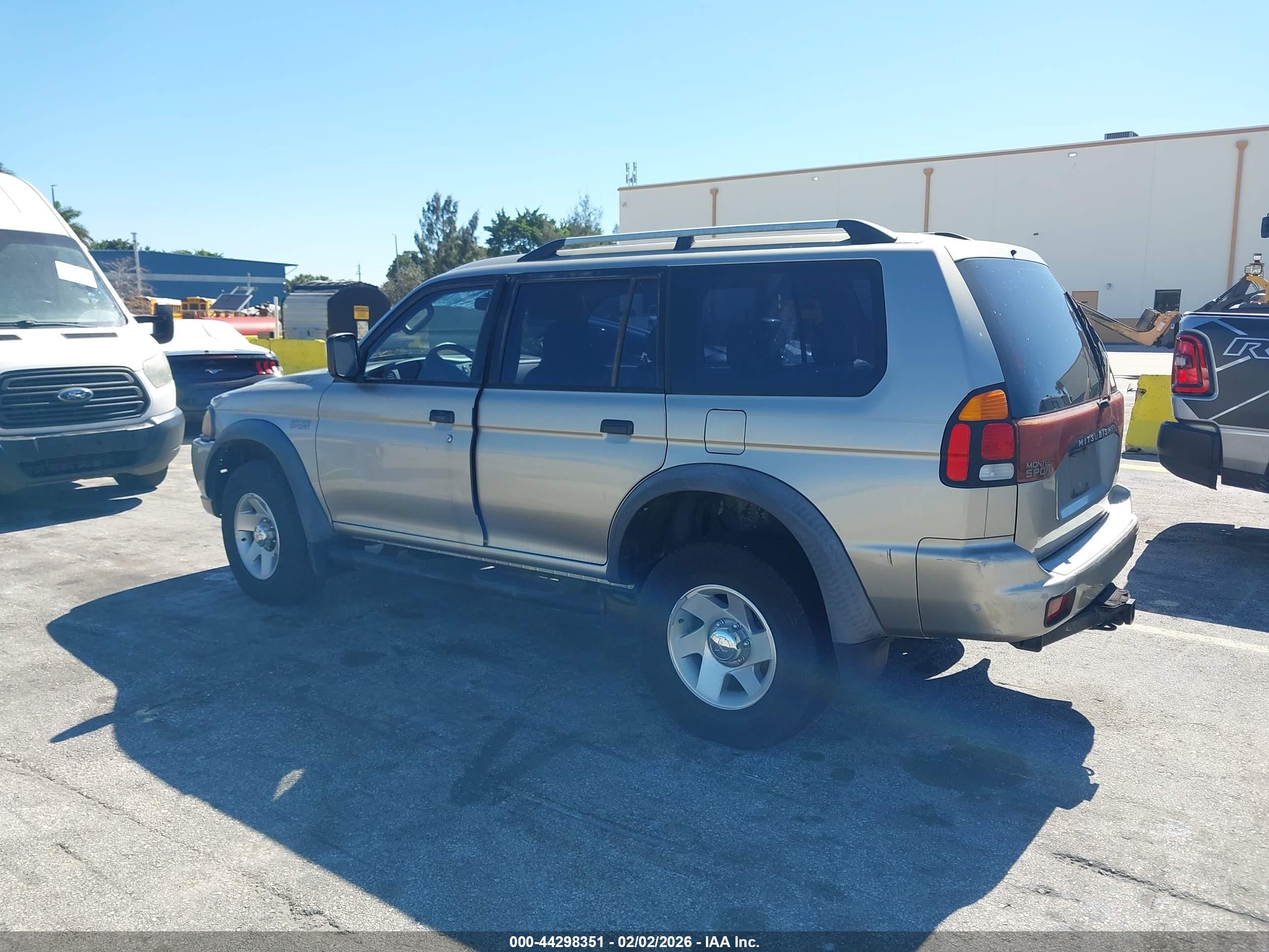 MITSUBISHI MONTERO image 3