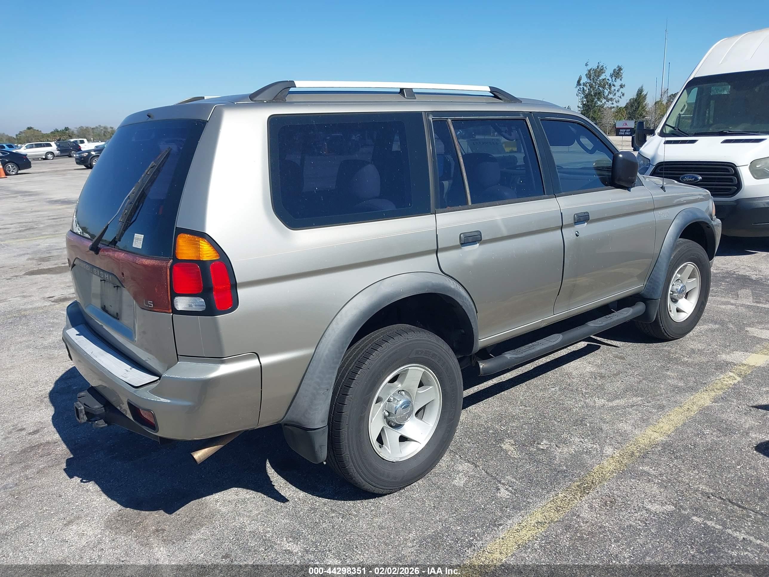 MITSUBISHI MONTERO image 4