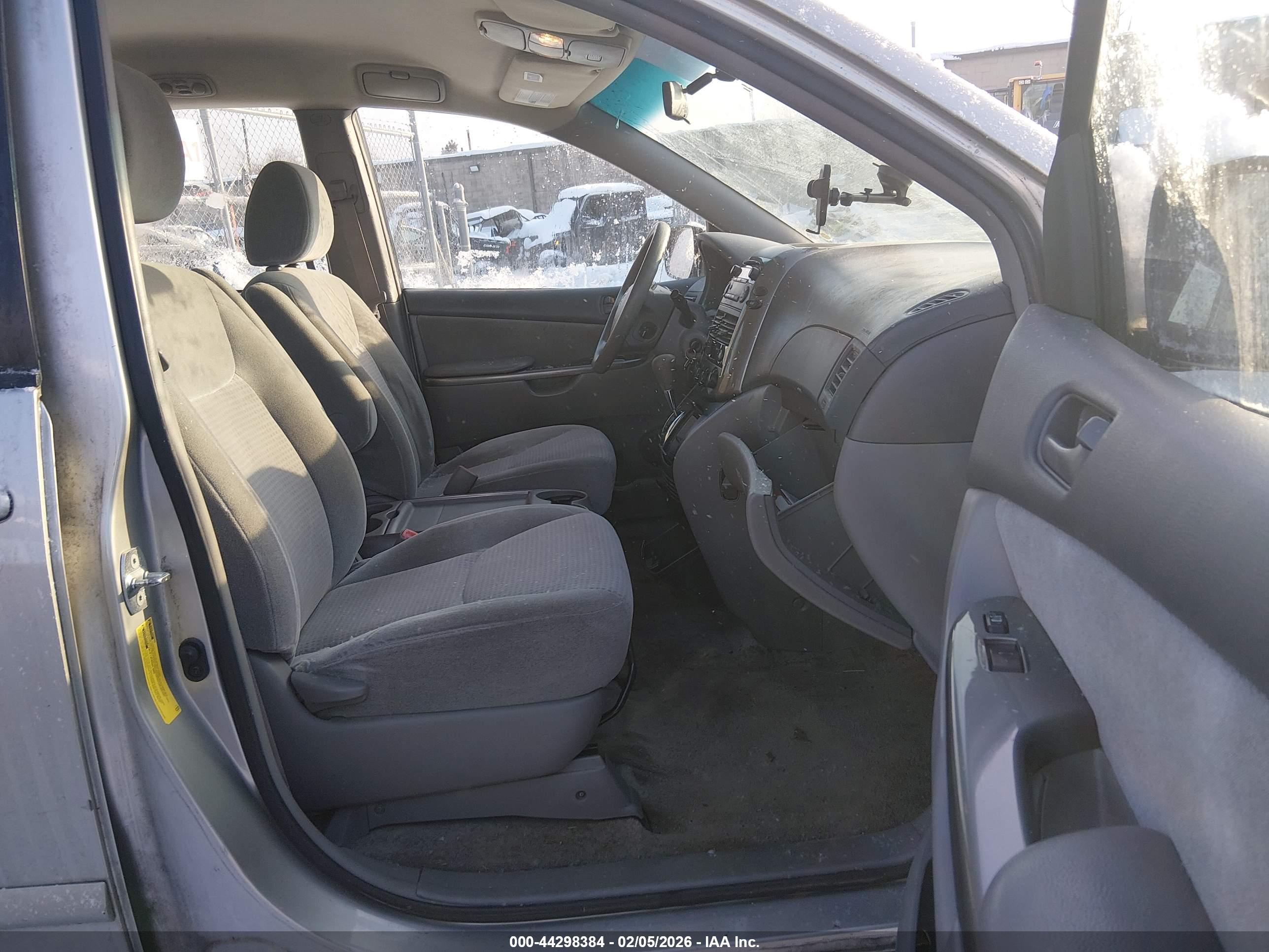 TOYOTA SIENNA image 5