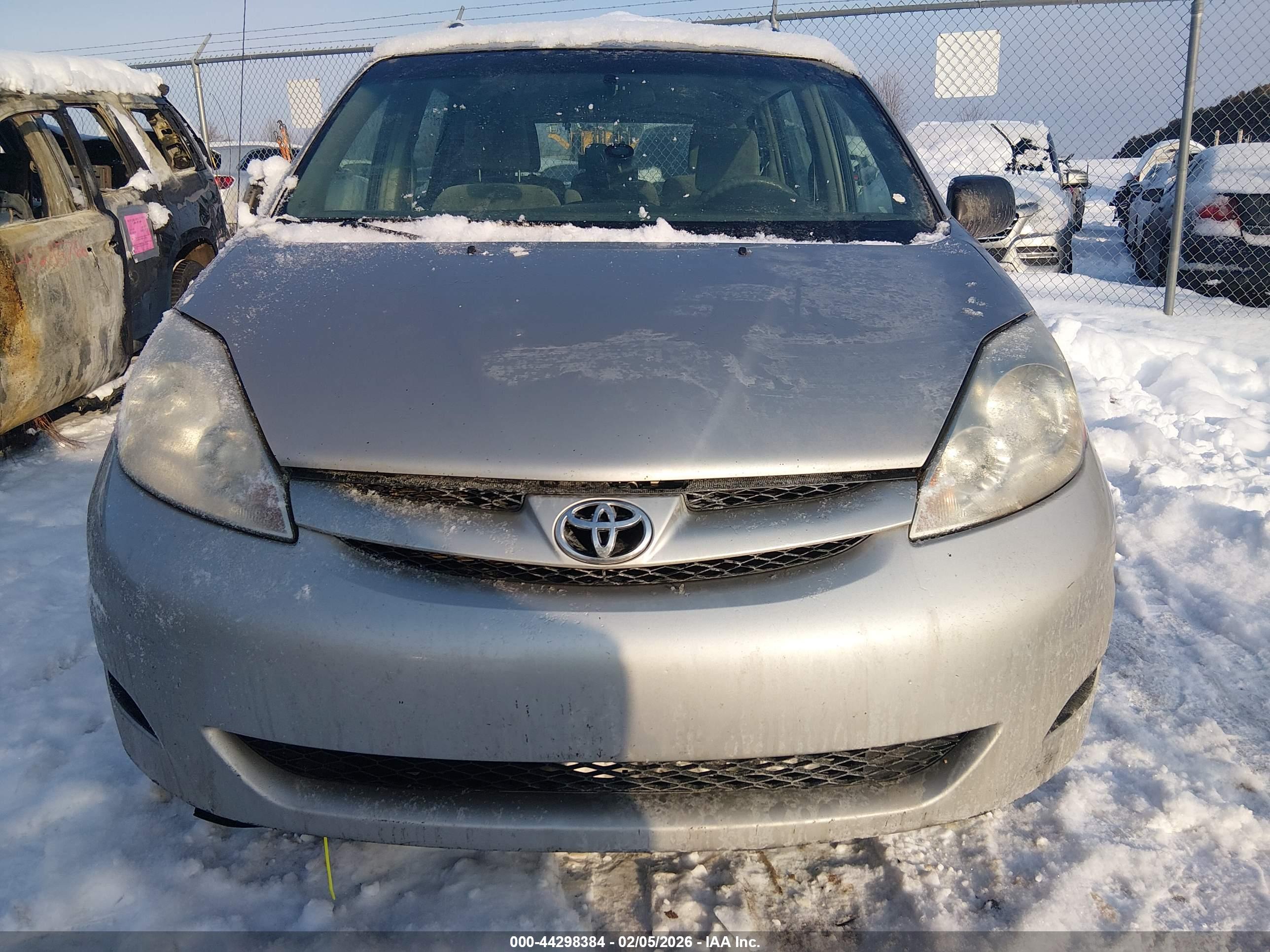TOYOTA SIENNA image 6