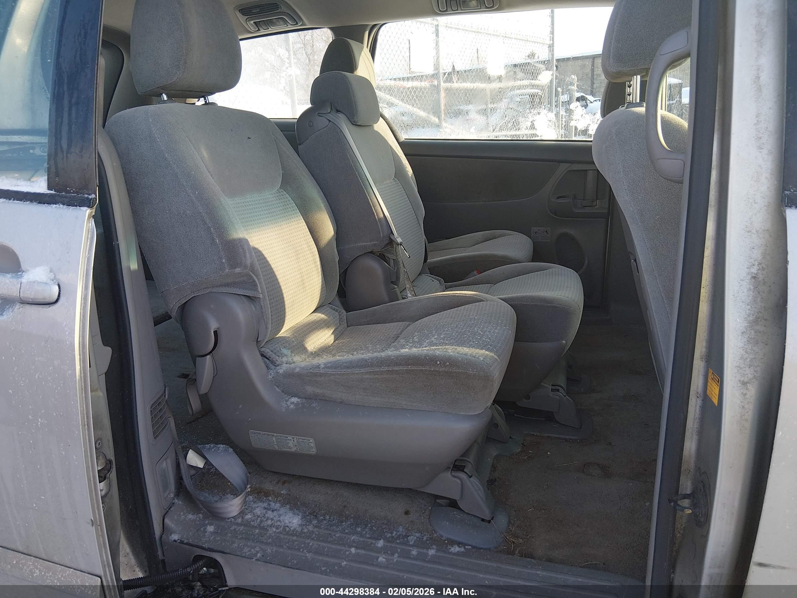 TOYOTA SIENNA image 8