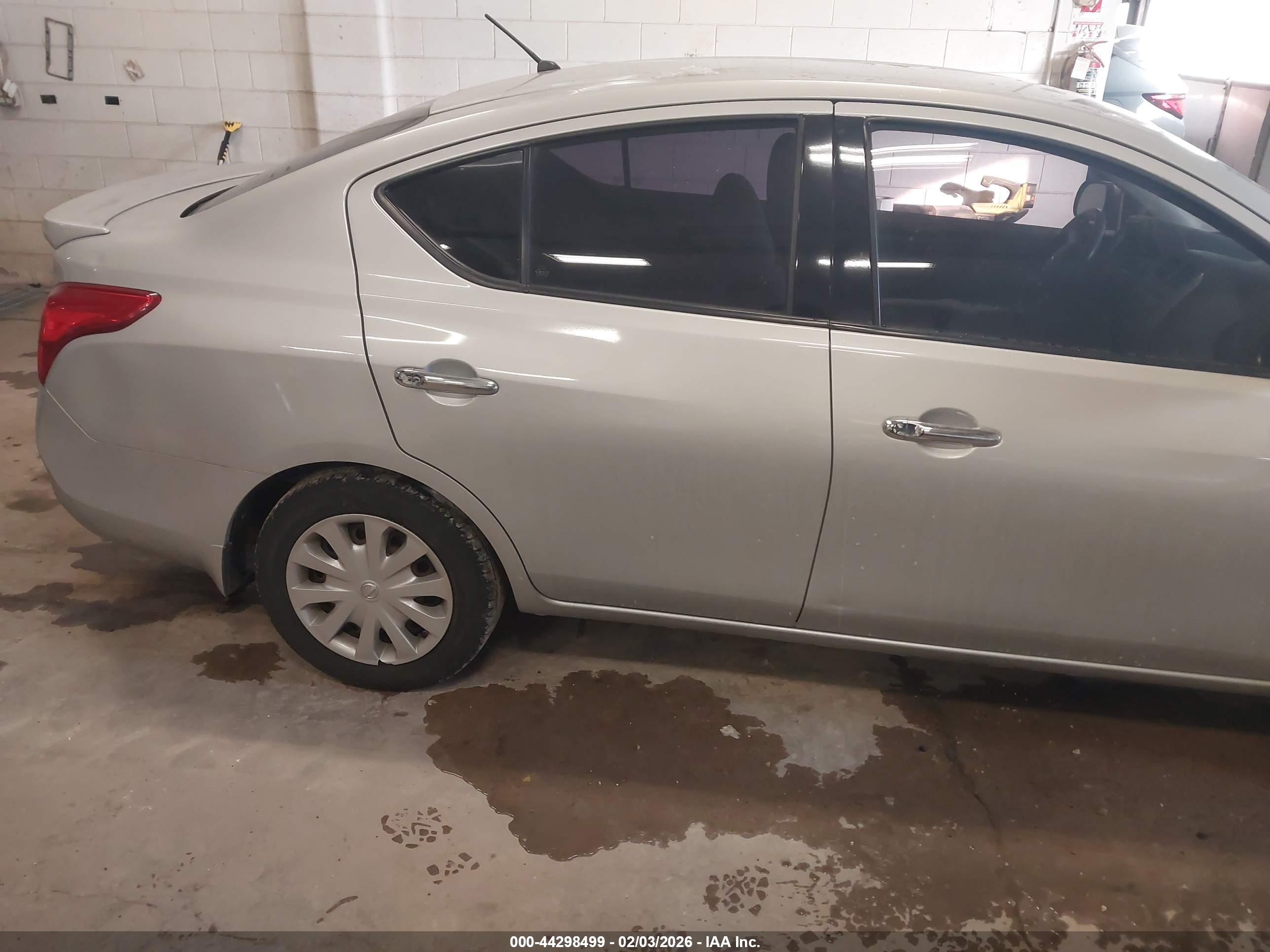 NISSAN VERSA image 4