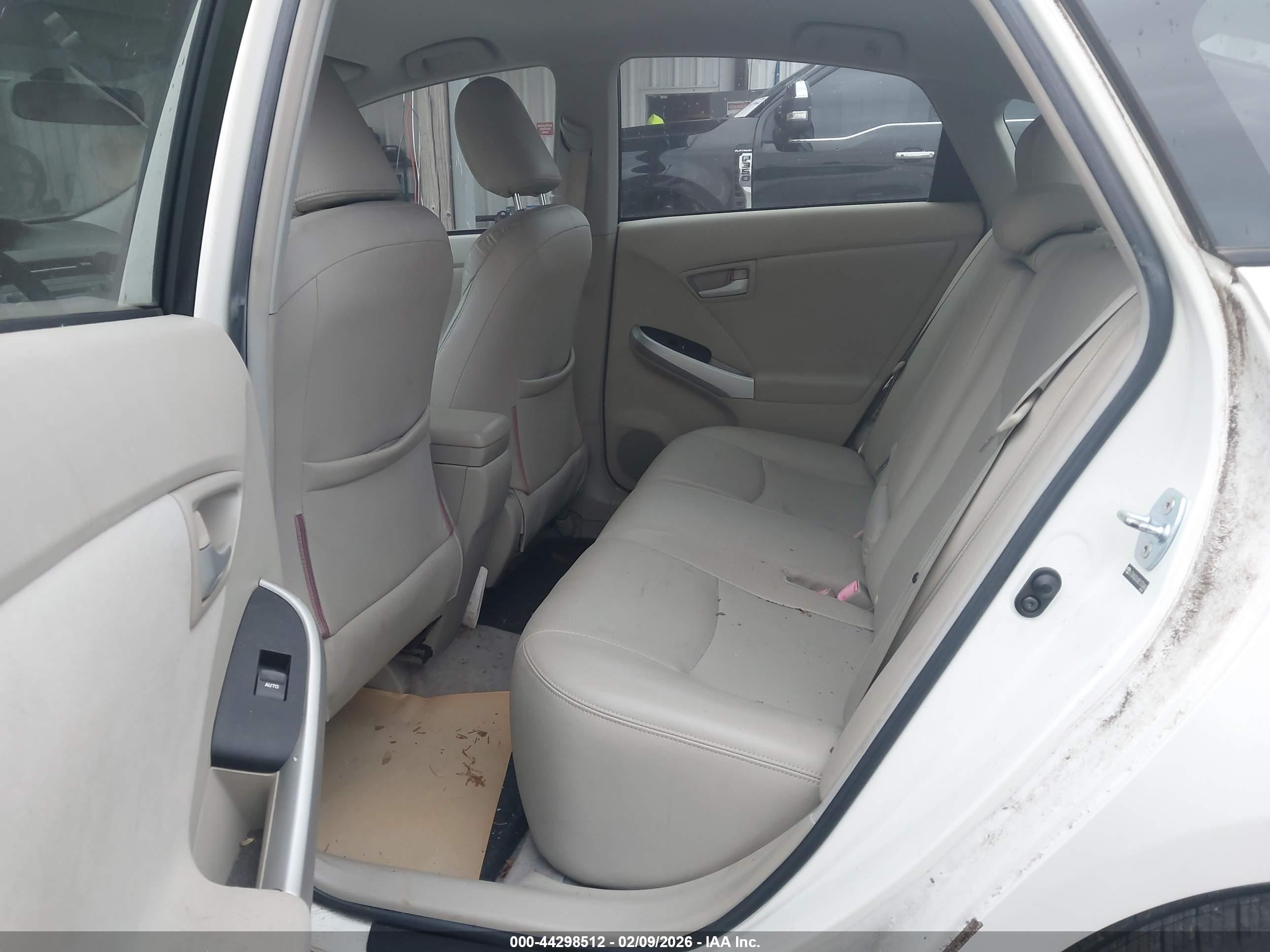 TOYOTA PRIUS image 8