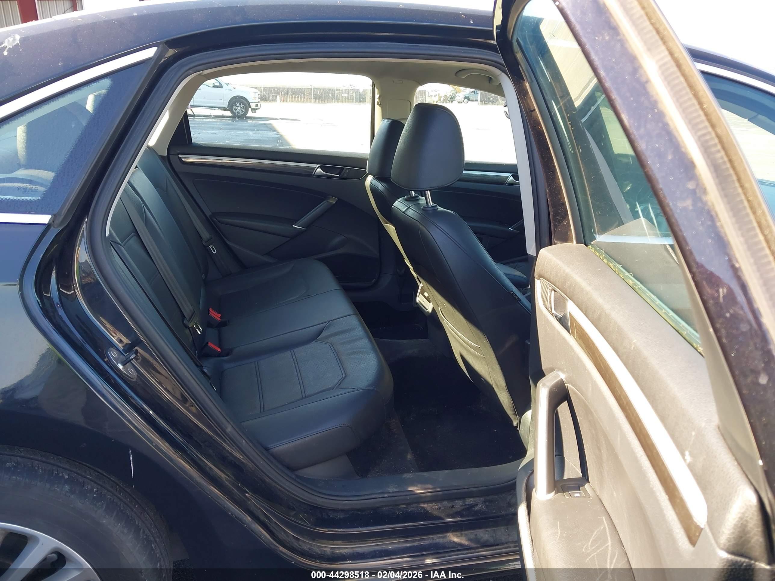VOLKSWAGEN PASSAT image 8