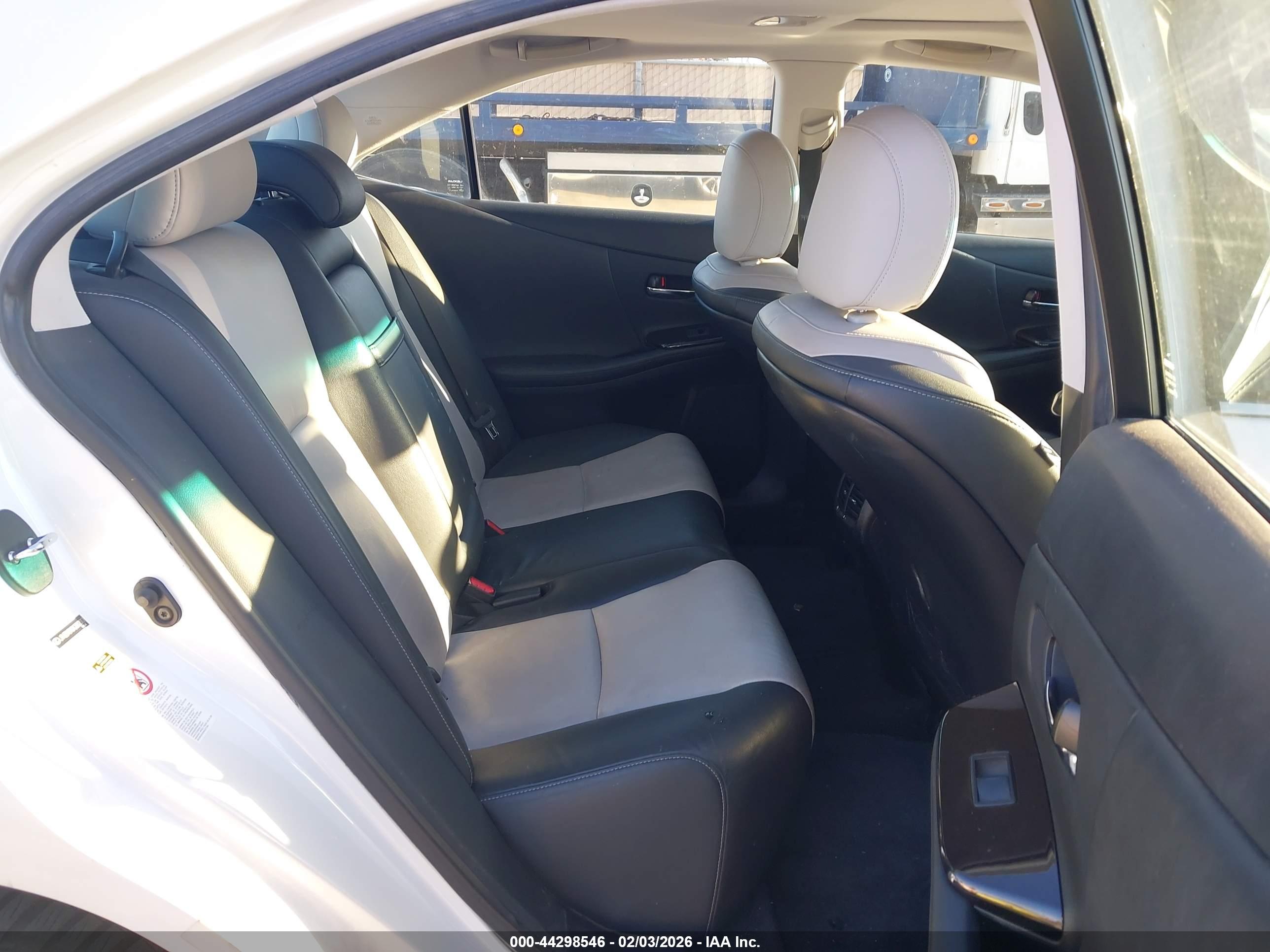 LEXUS HS image 8
