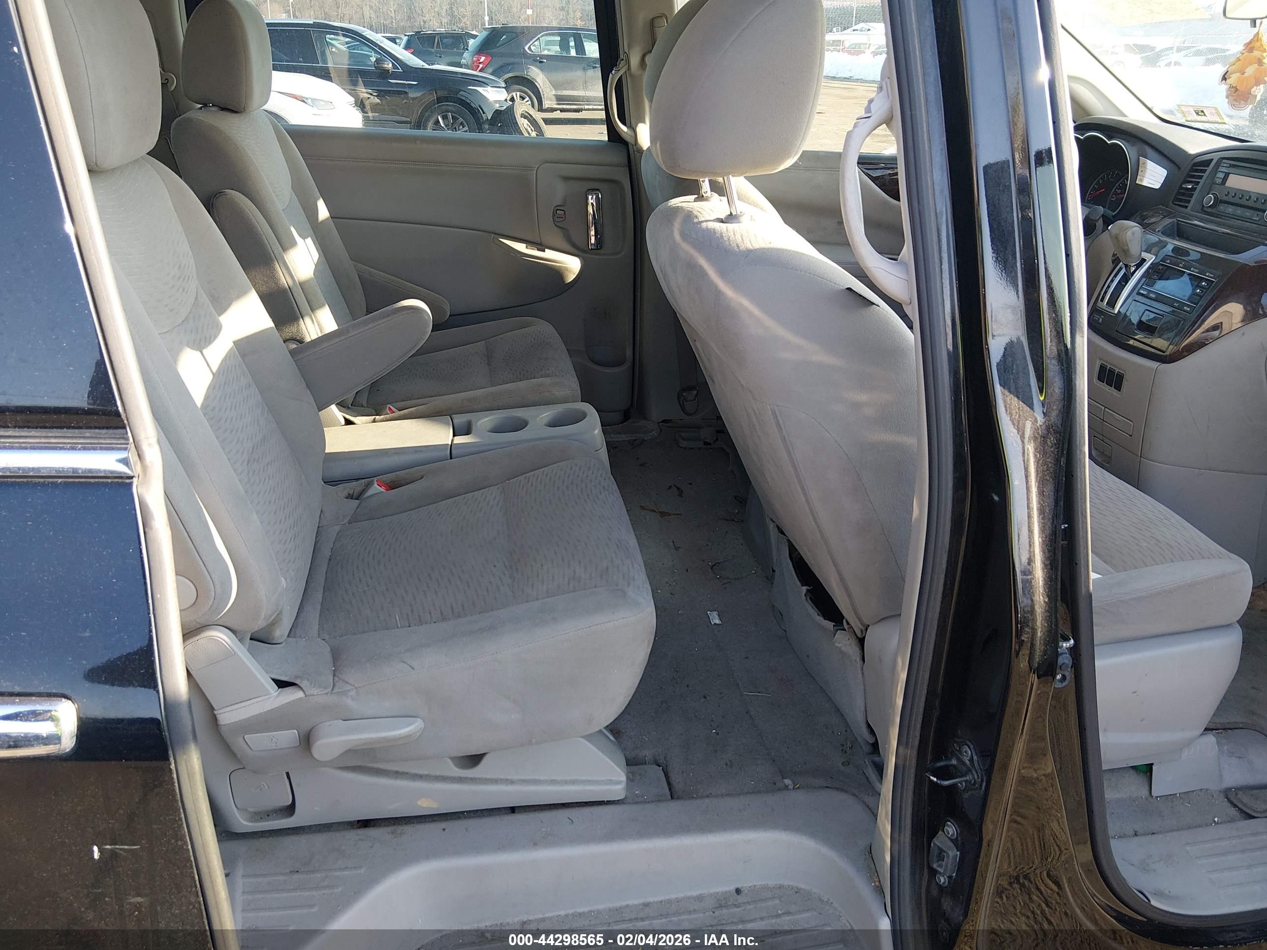 NISSAN QUEST image 8