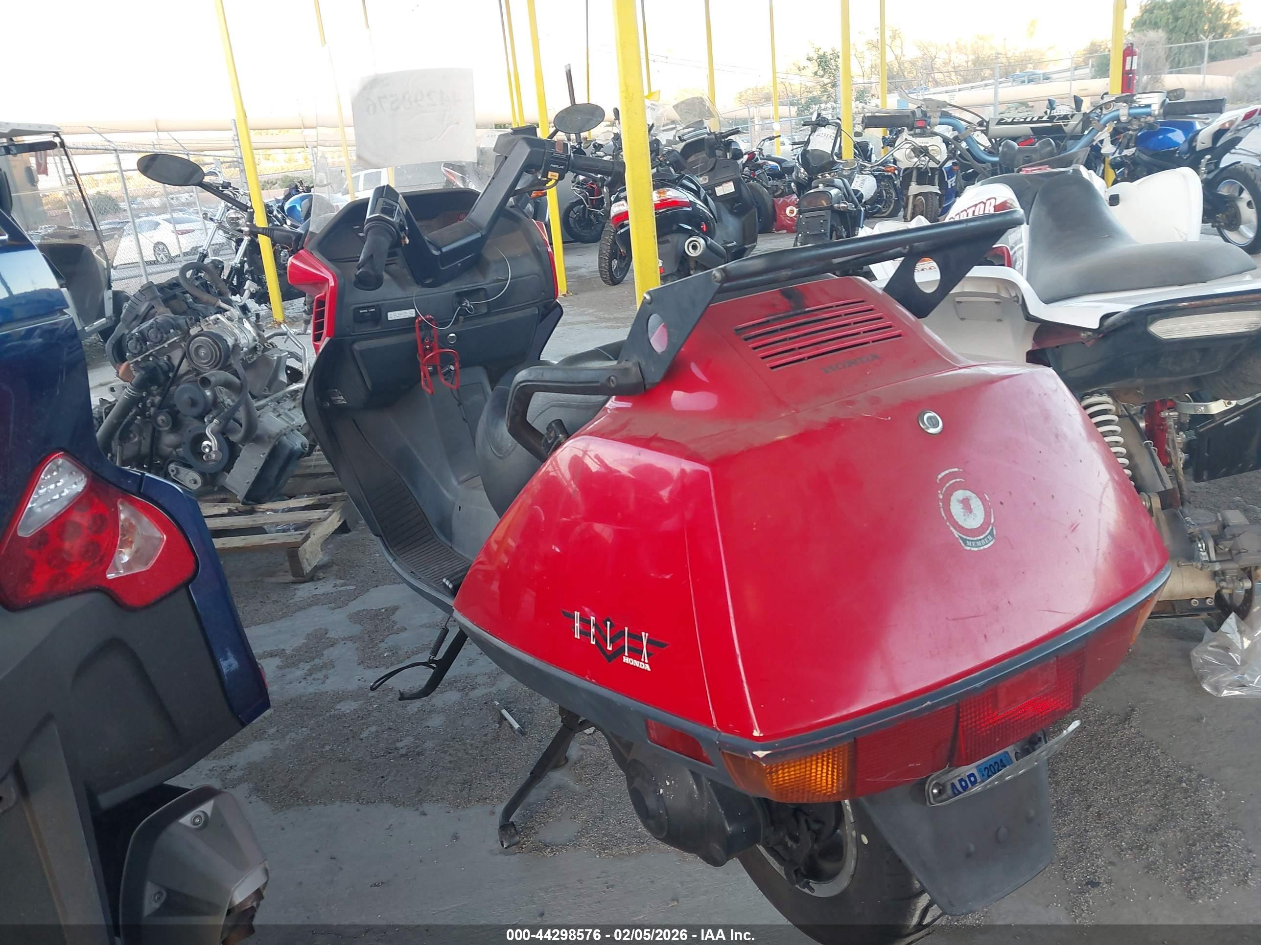 HONDA CN250 image 3