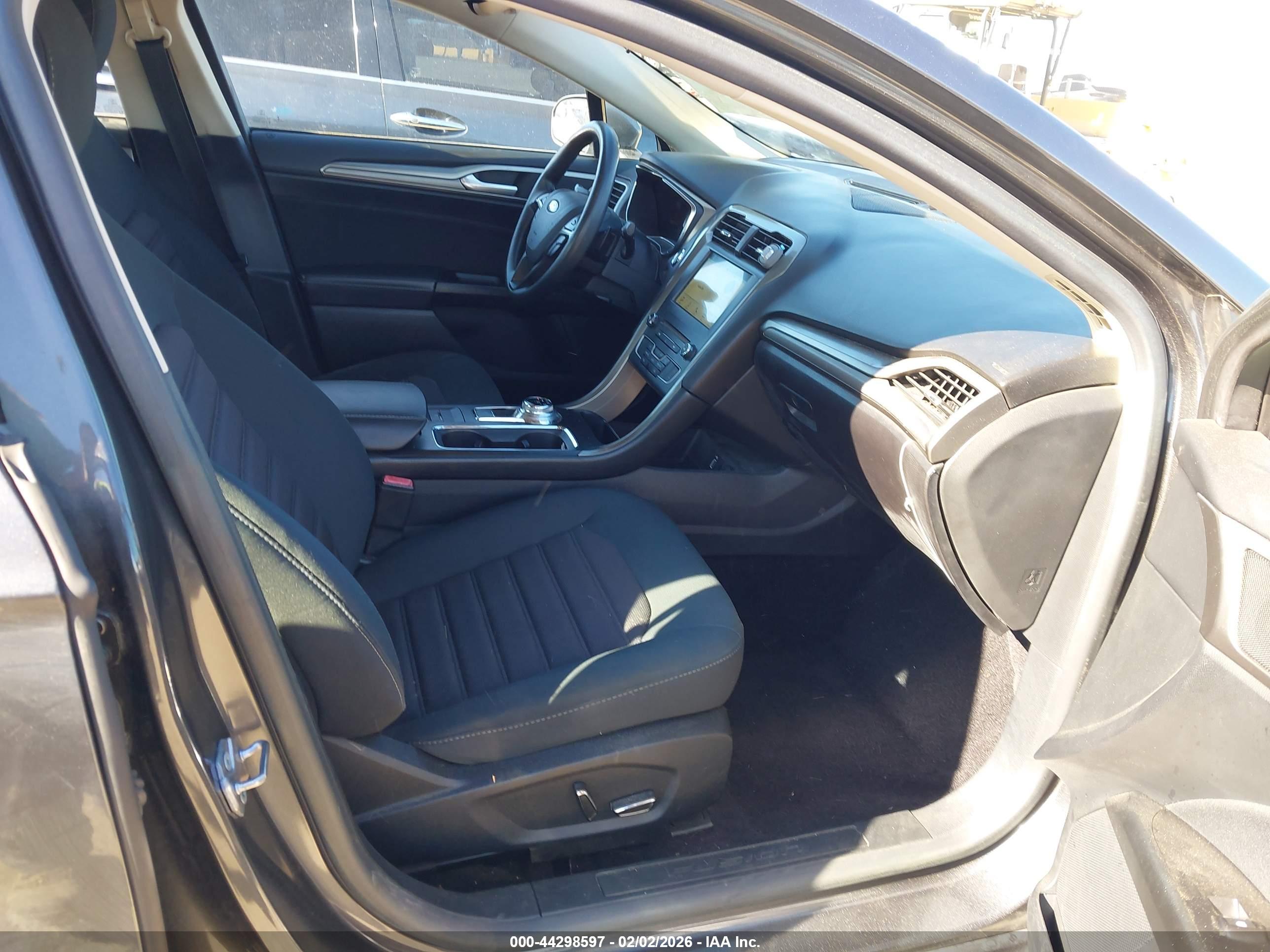 FORD FUSION image 5