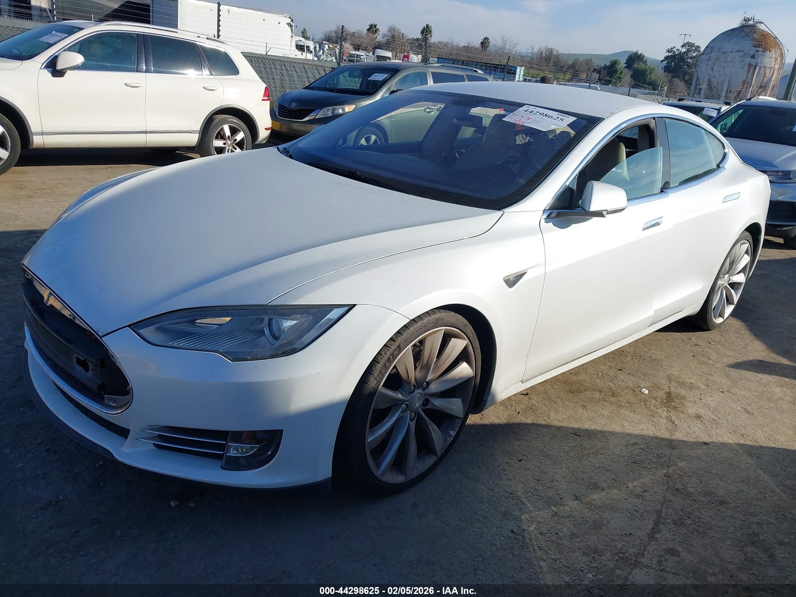 TESLA MODEL image 2