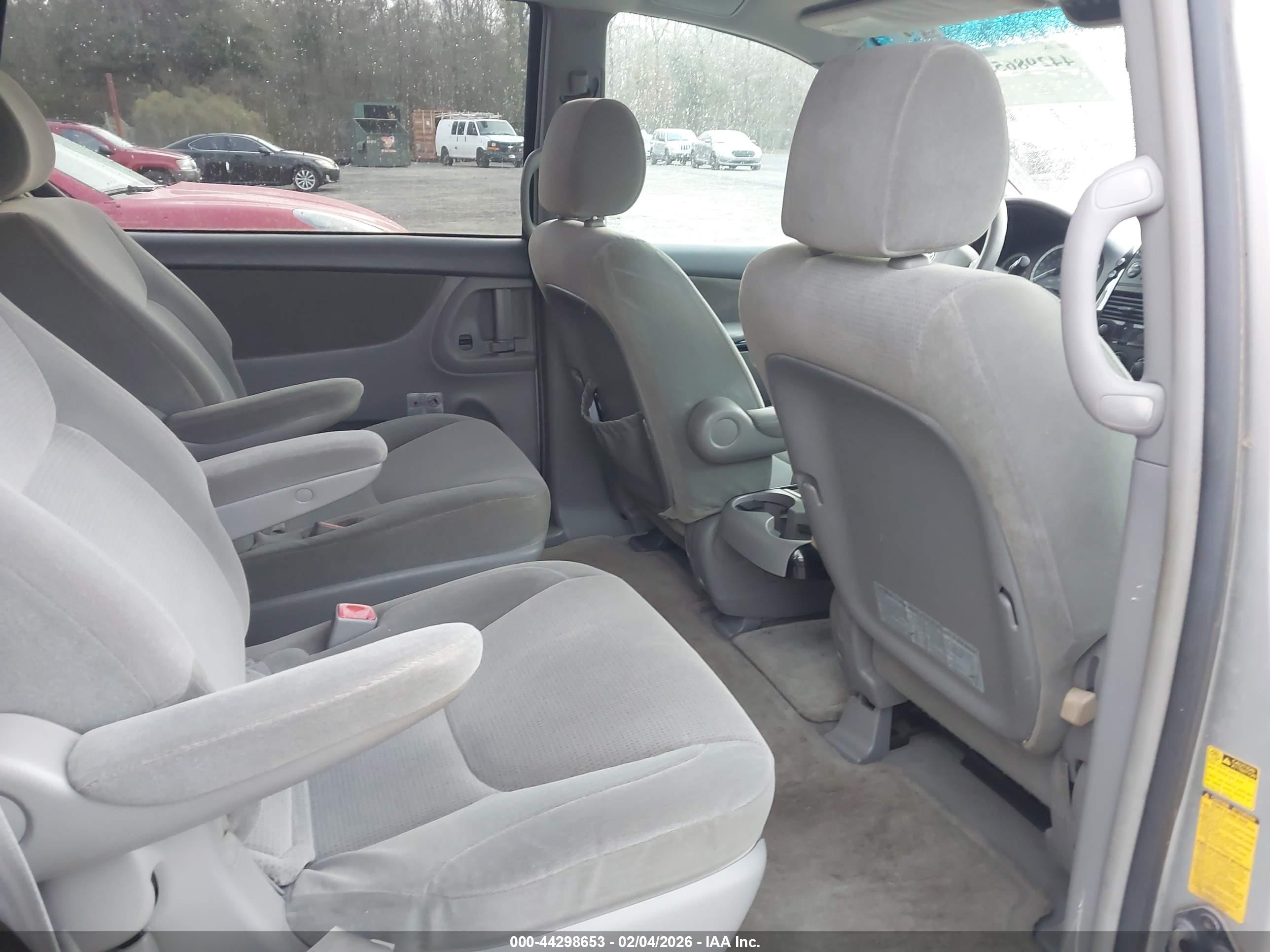 TOYOTA SIENNA image 8