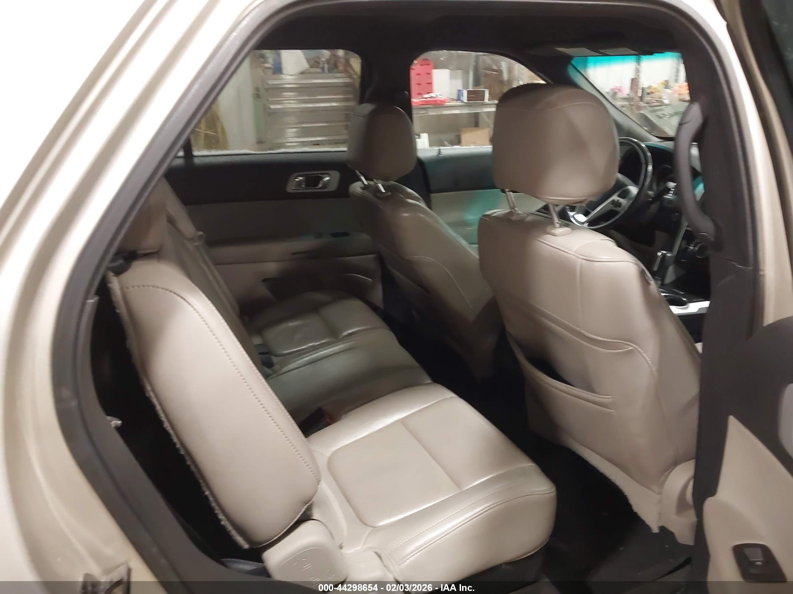 FORD EXPLORER image 8