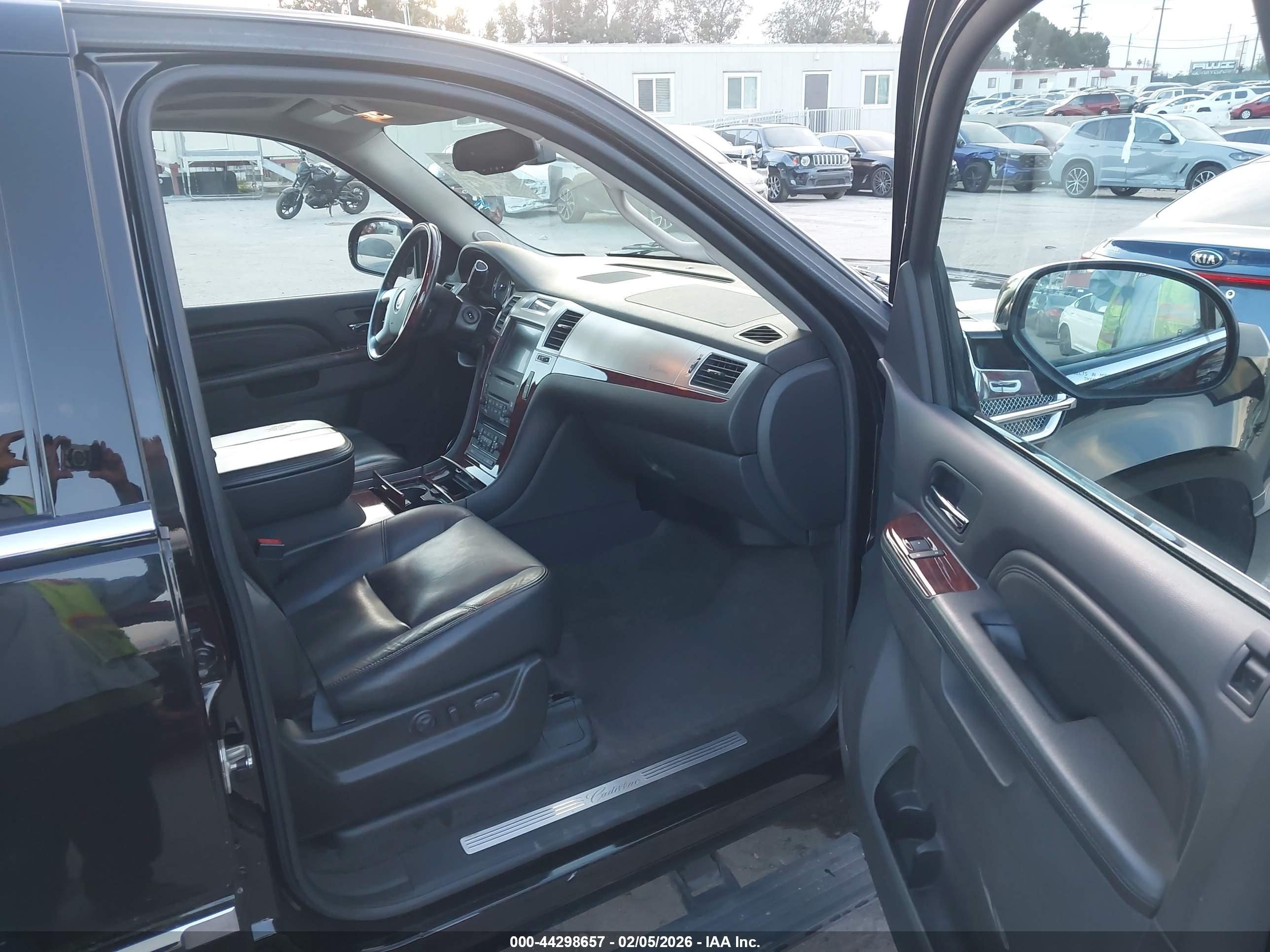 CADILLAC ESCALADE image 5