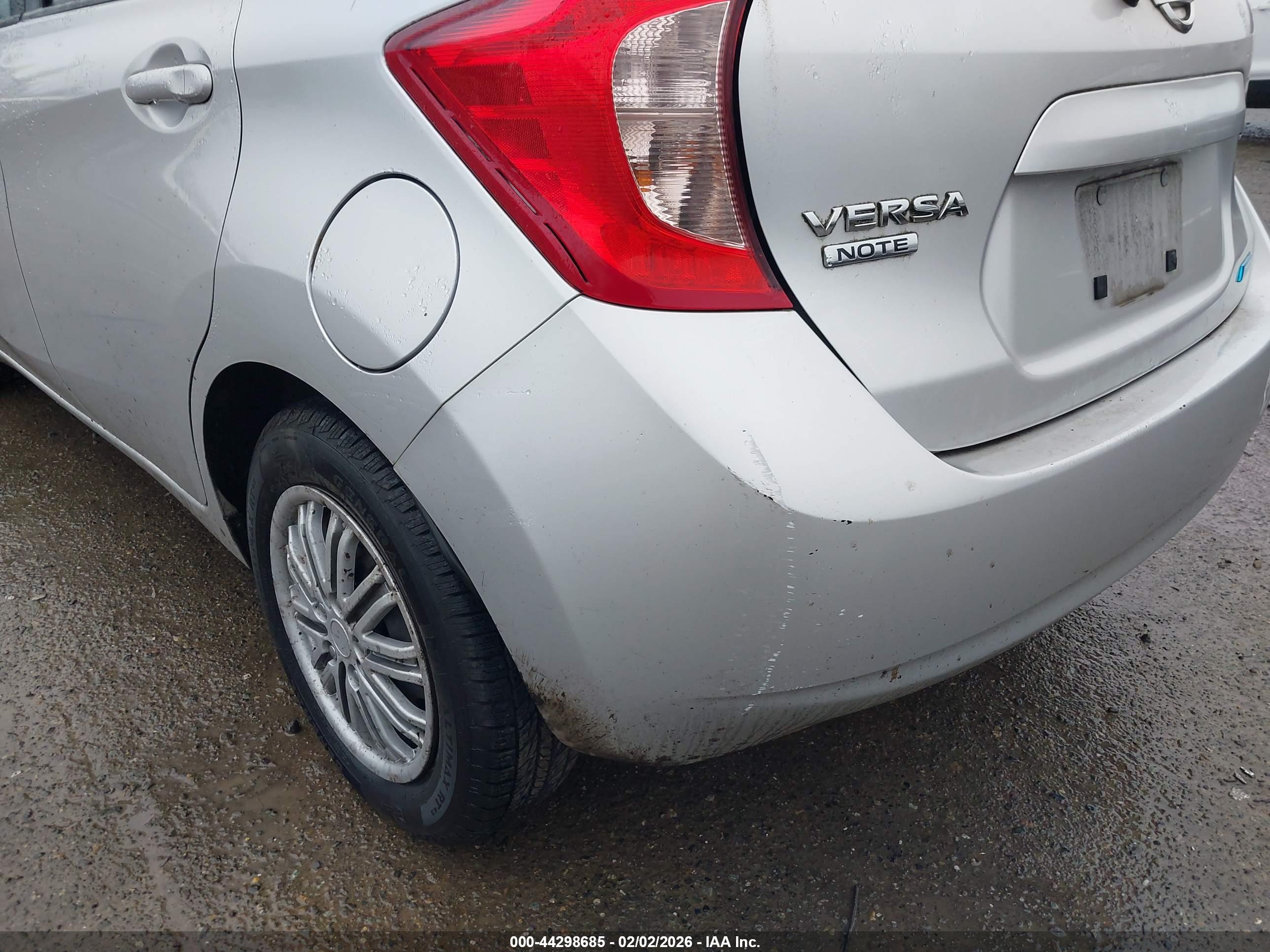 NISSAN VERSA image 6