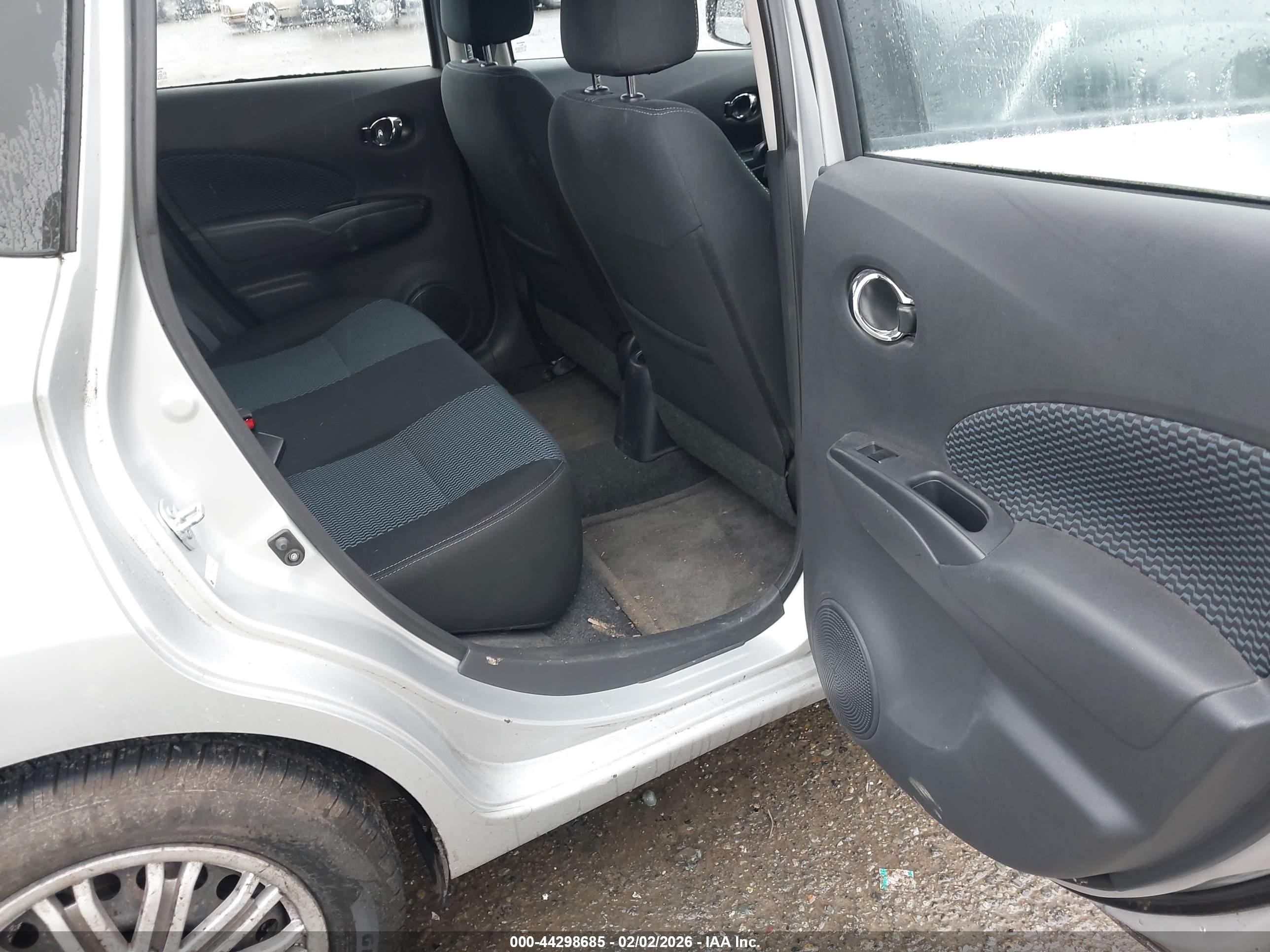 NISSAN VERSA image 8
