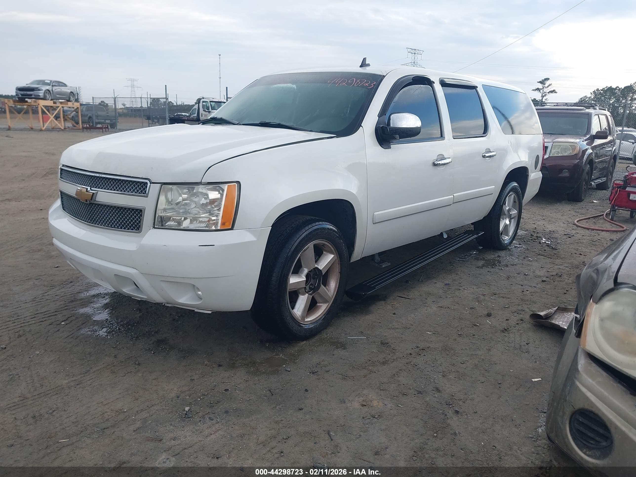 CHEVROLET SUBURBAN image 2
