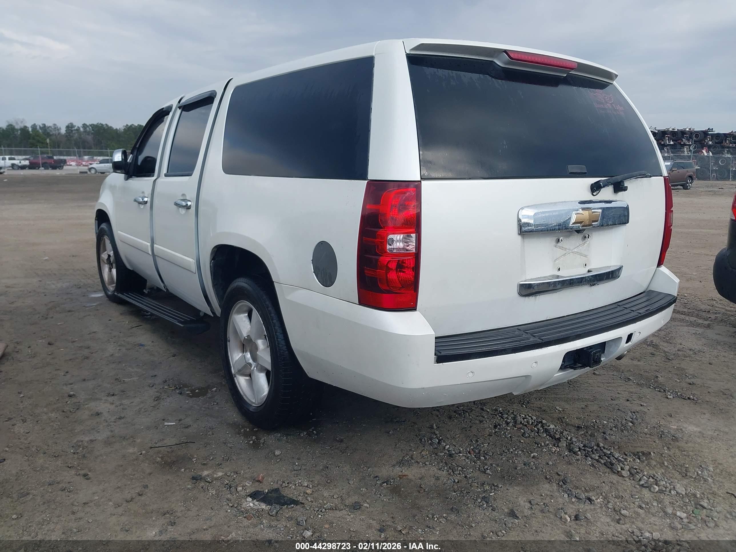 CHEVROLET SUBURBAN image 3