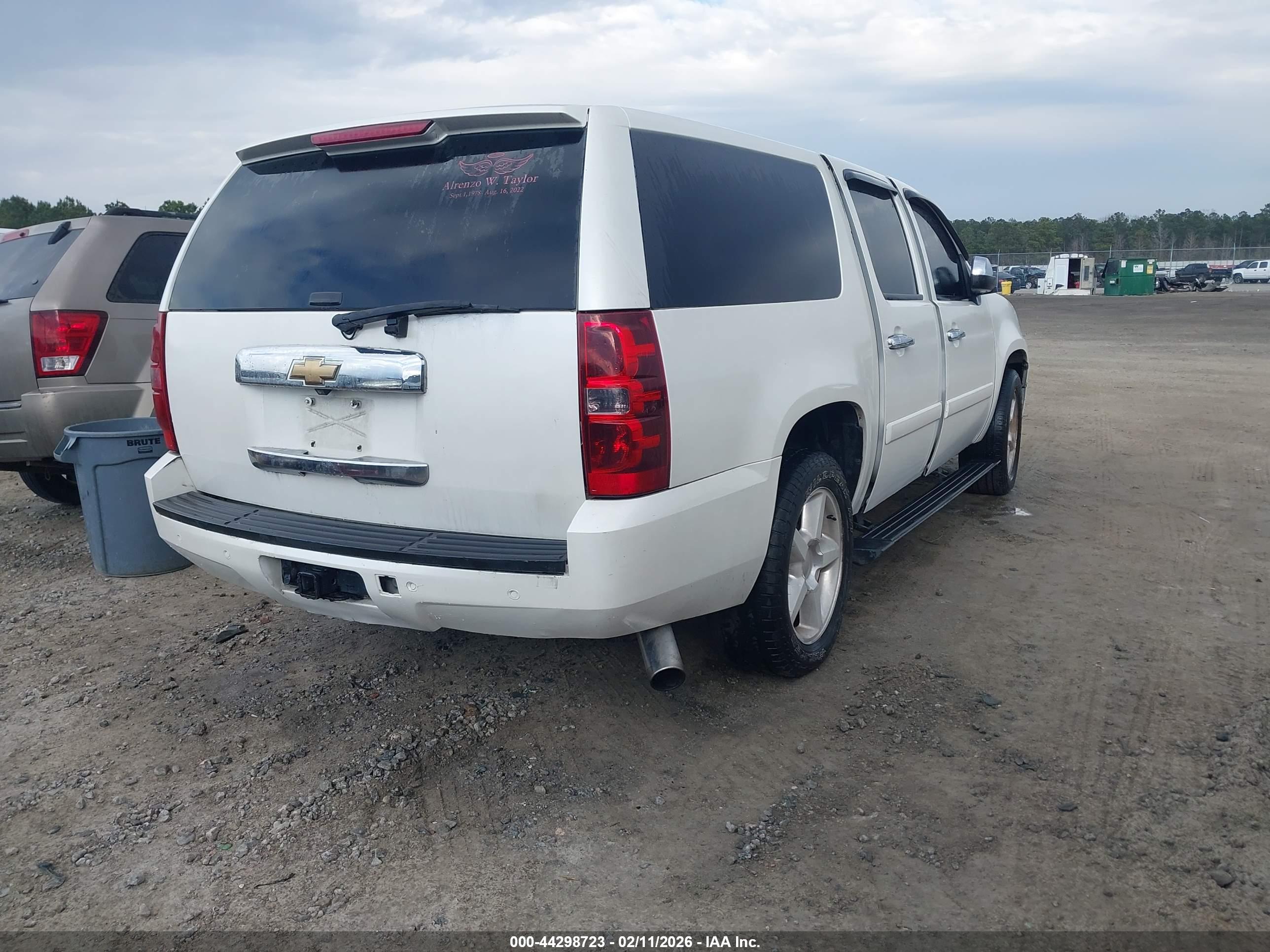 CHEVROLET SUBURBAN image 4