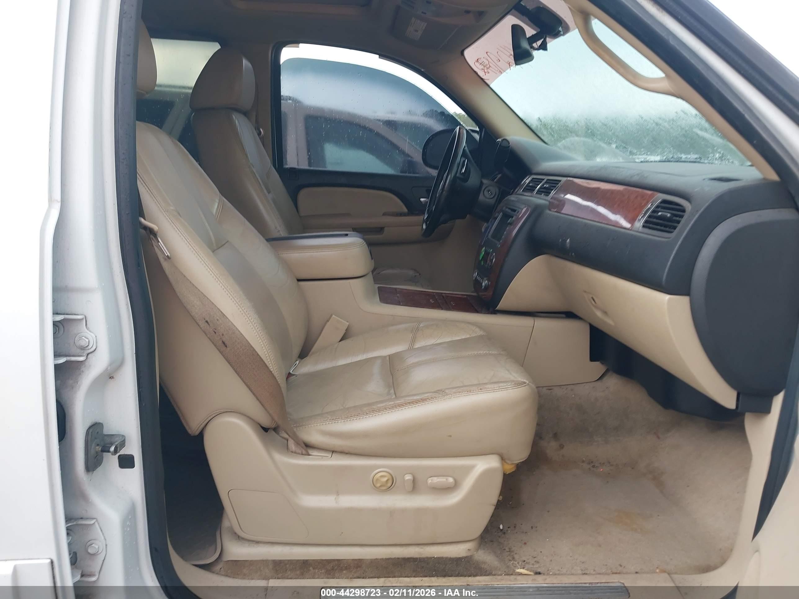 CHEVROLET SUBURBAN image 5