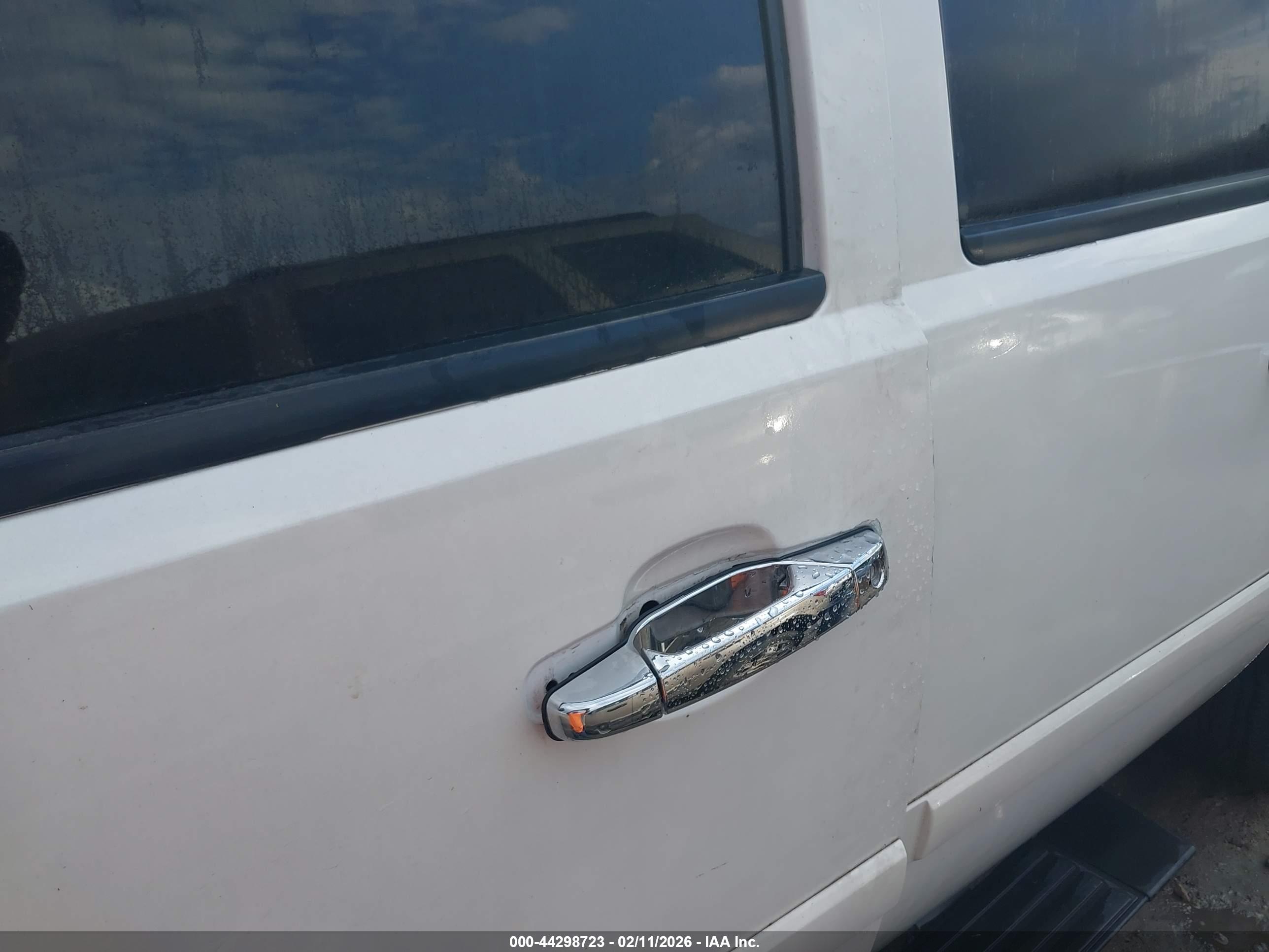CHEVROLET SUBURBAN image 6