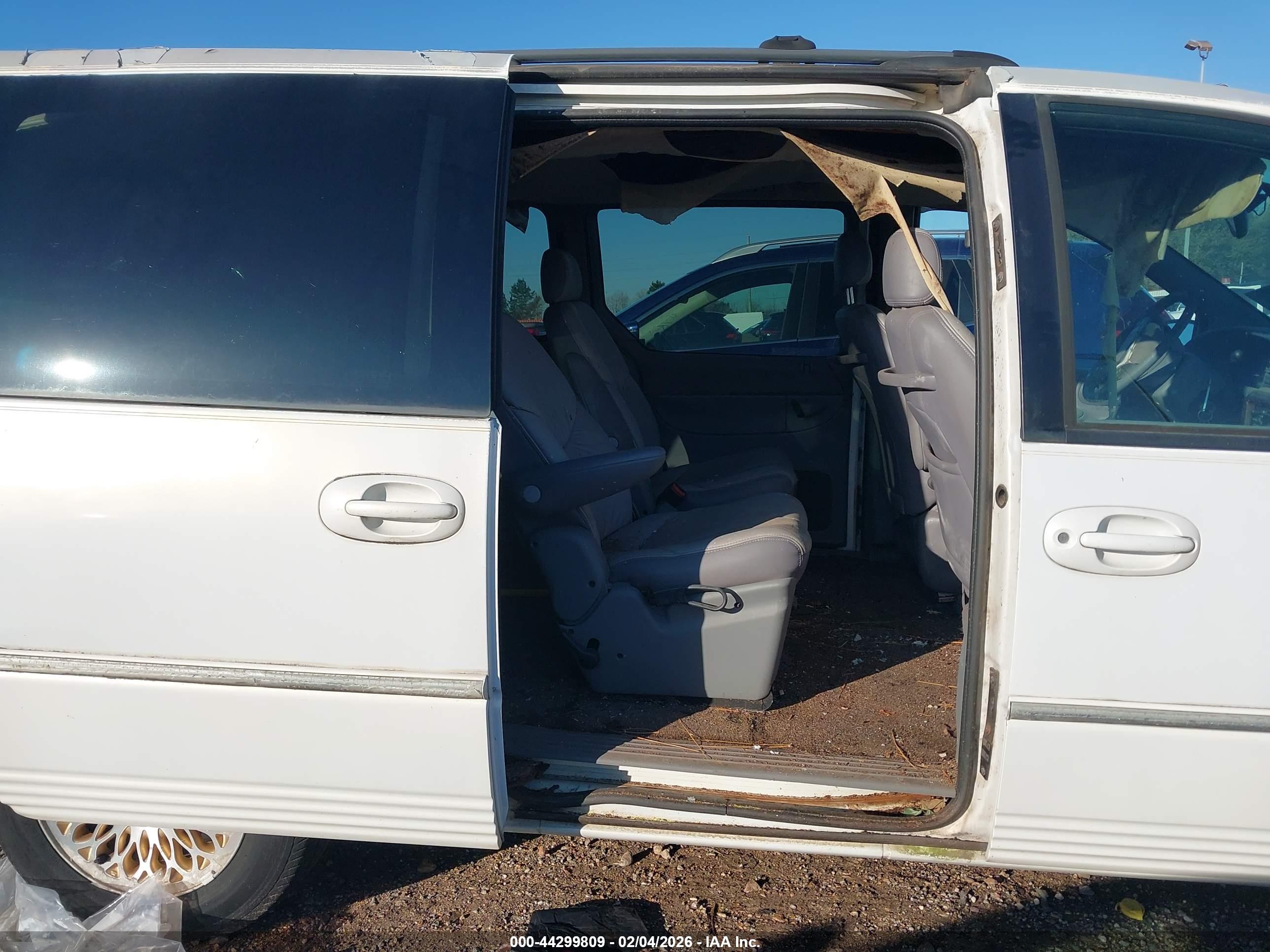 CHRYSLER TOWN image 8