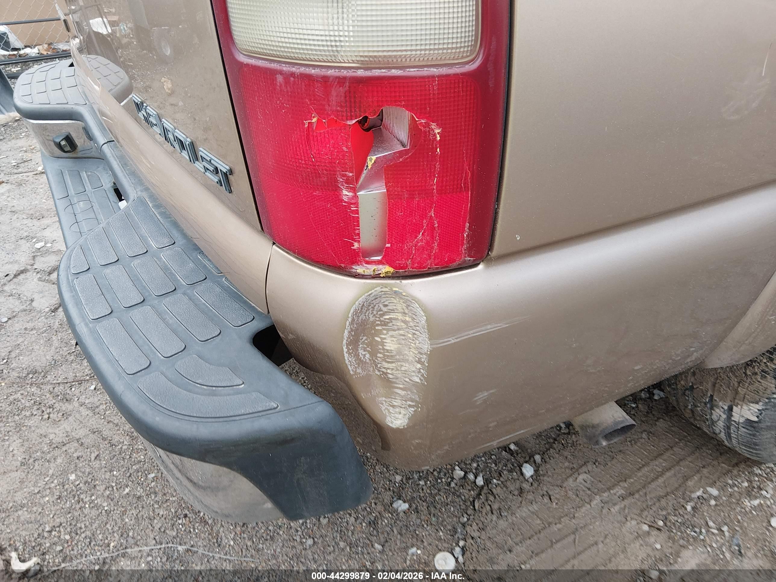 CHEVROLET SUBURBAN image 6