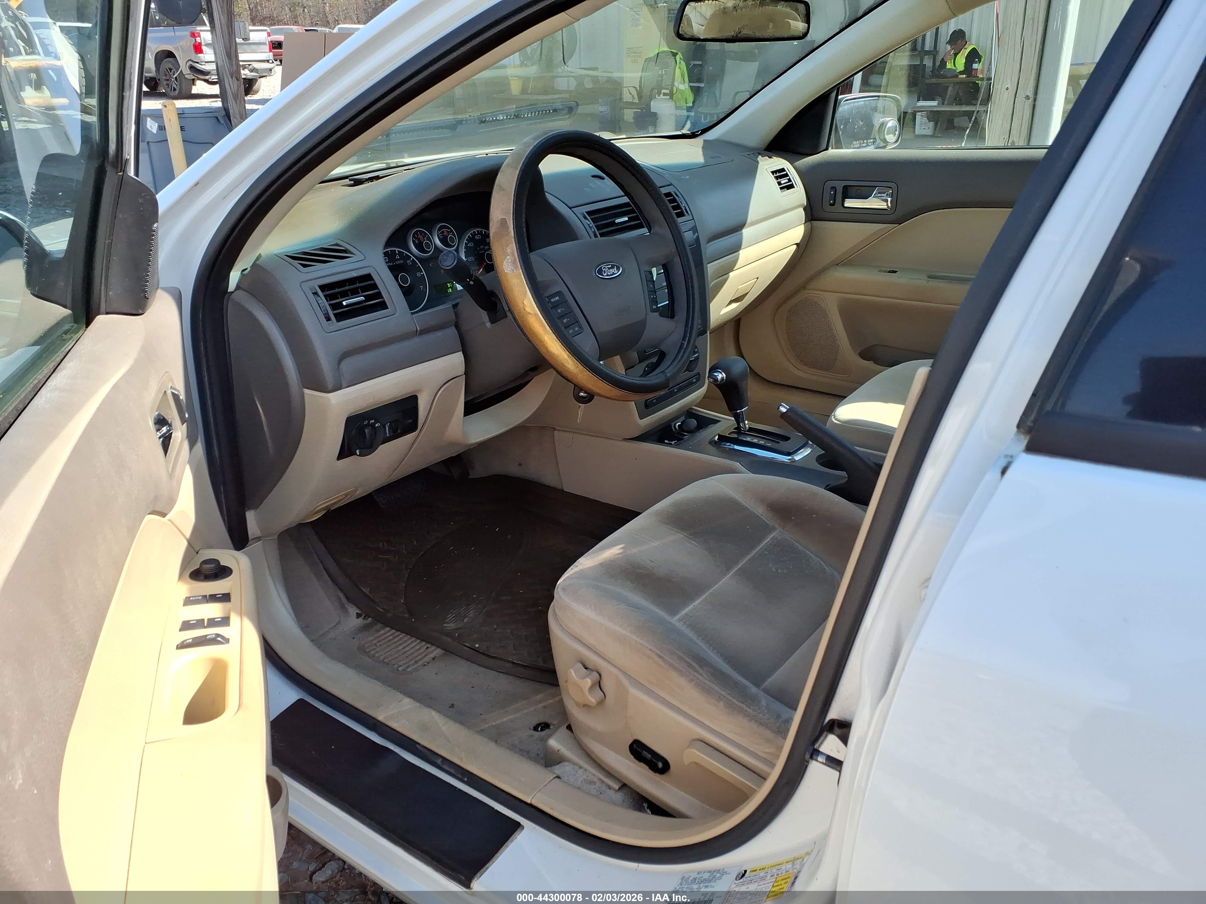 FORD FUSION image 5