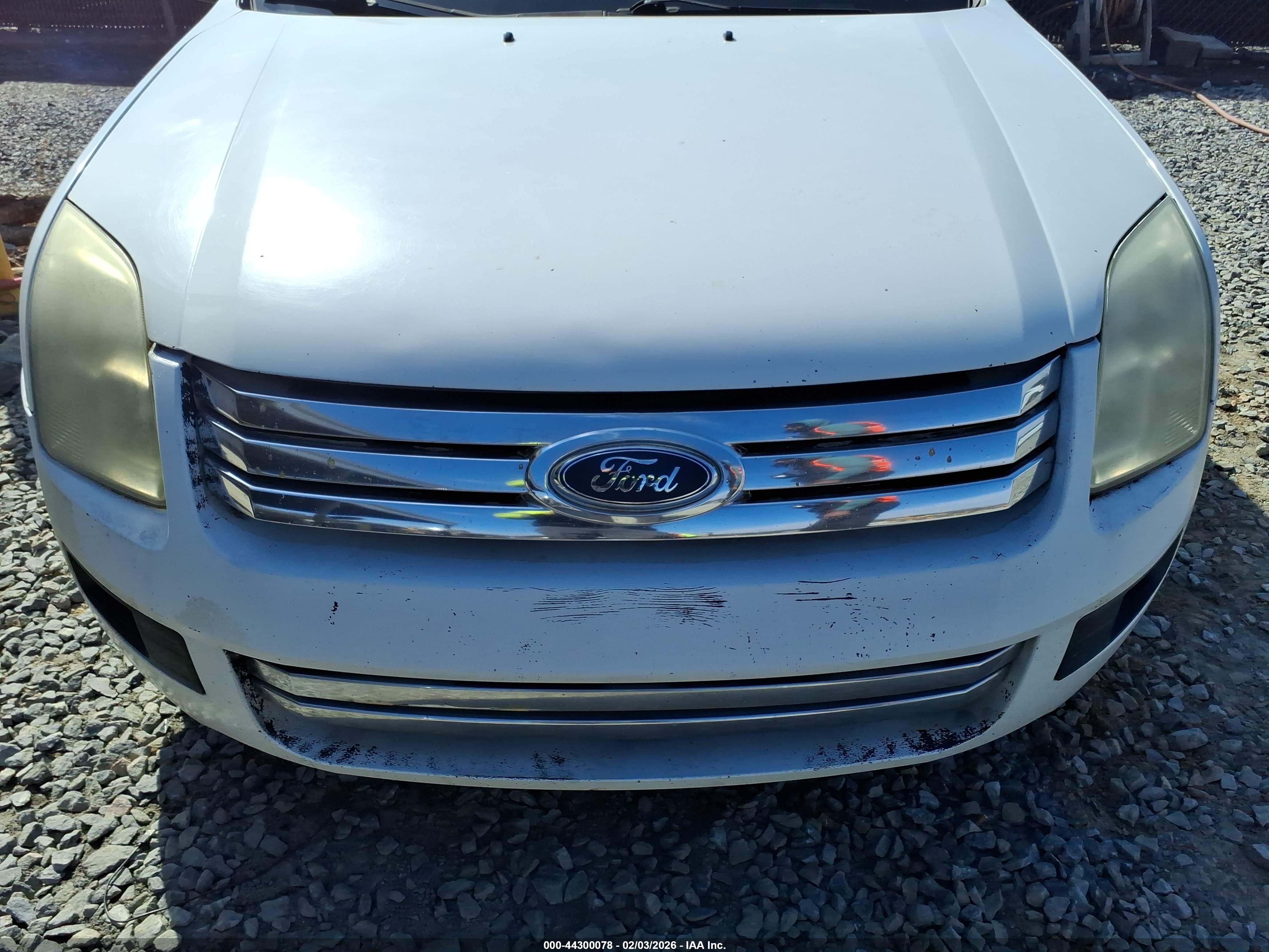 FORD FUSION image 6