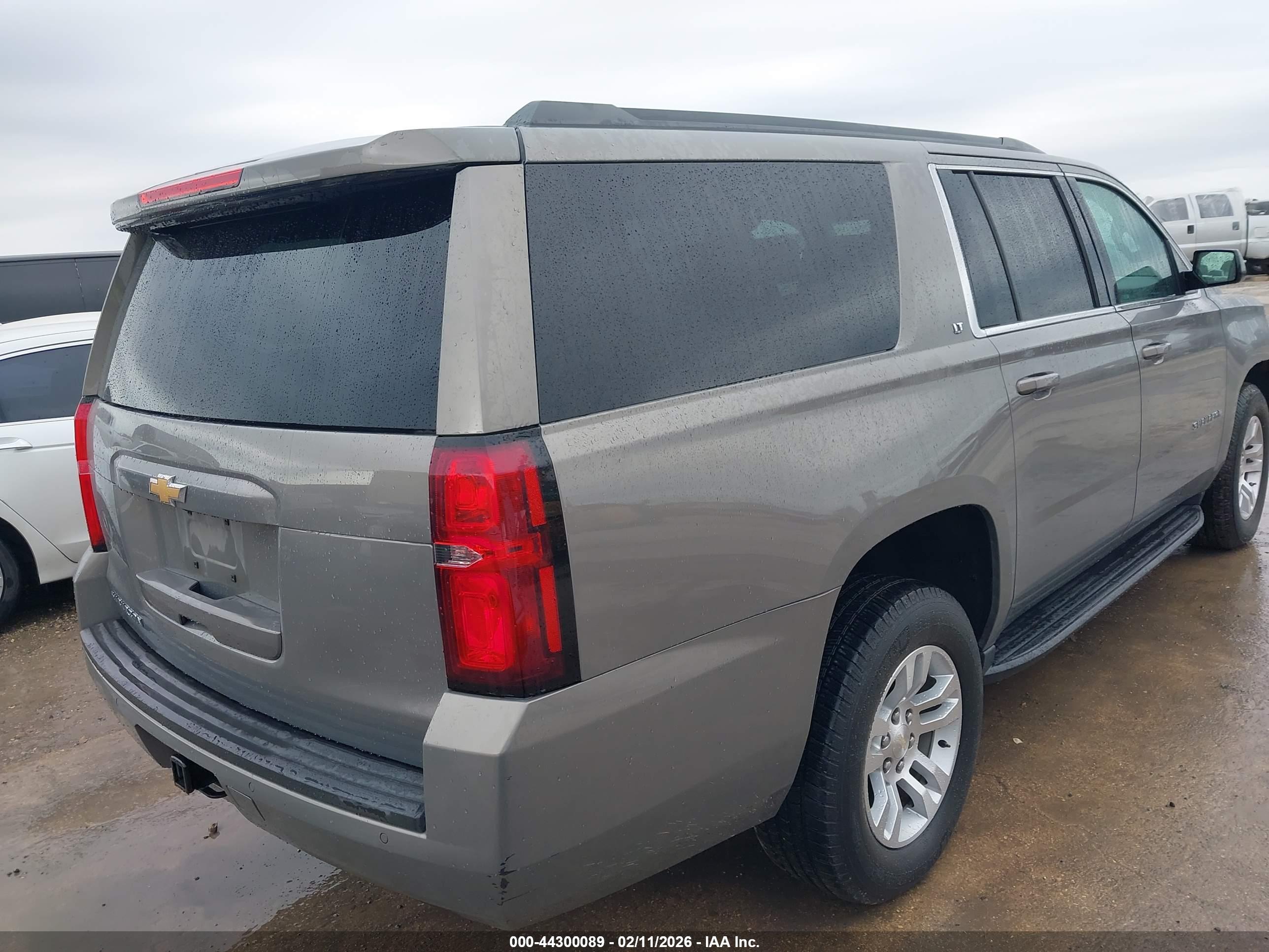 CHEVROLET SUBURBAN image 4
