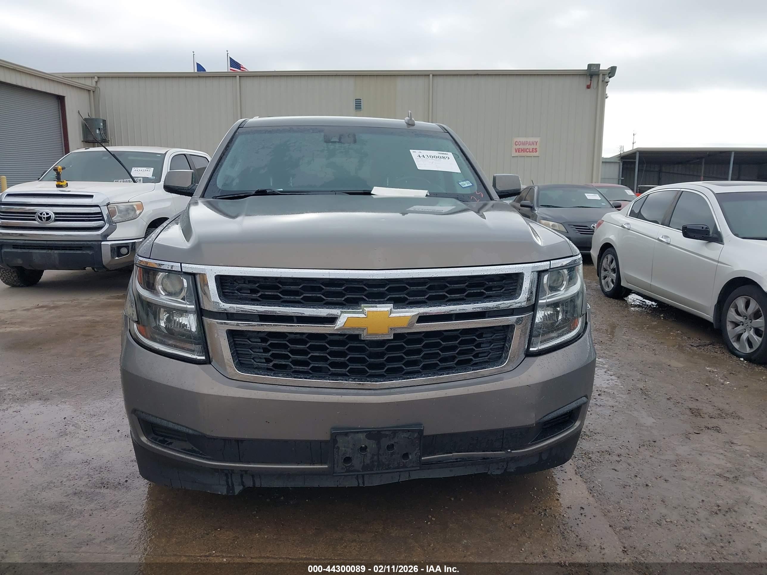 CHEVROLET SUBURBAN image 6