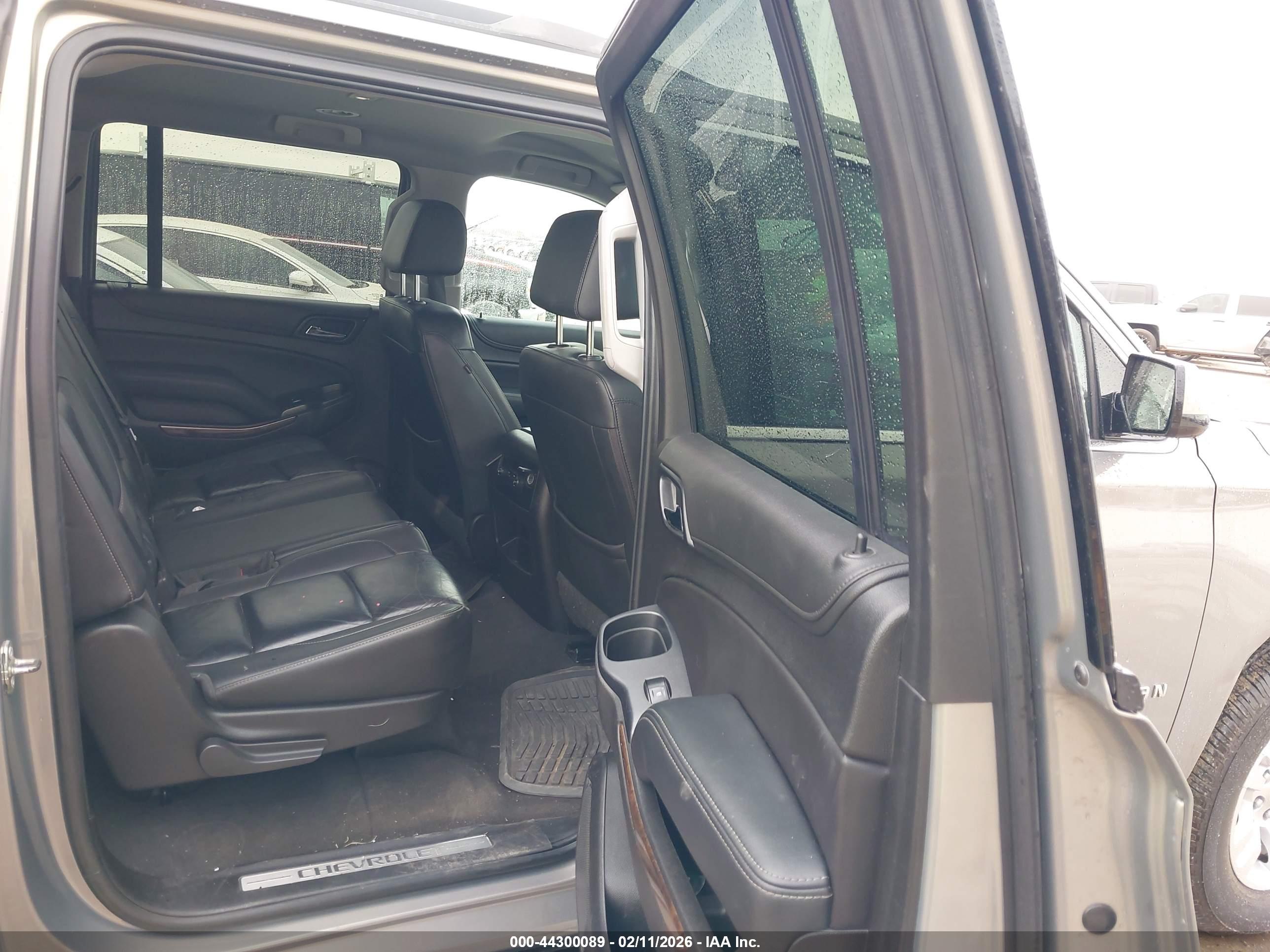 CHEVROLET SUBURBAN image 8