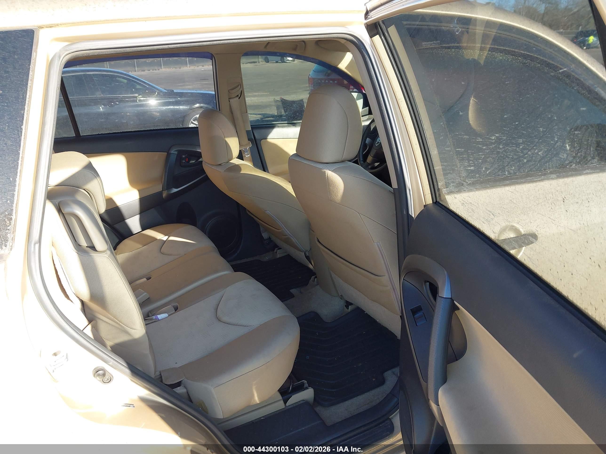 TOYOTA RAV4 image 8