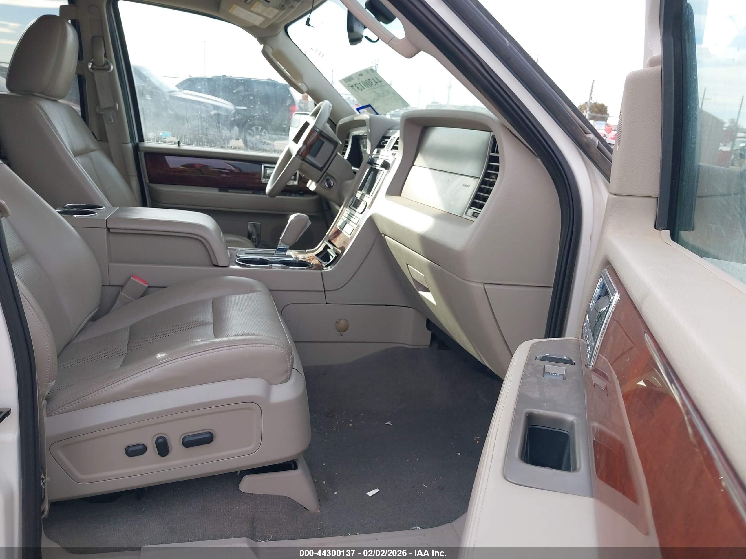 LINCOLN NAVIGATOR image 5