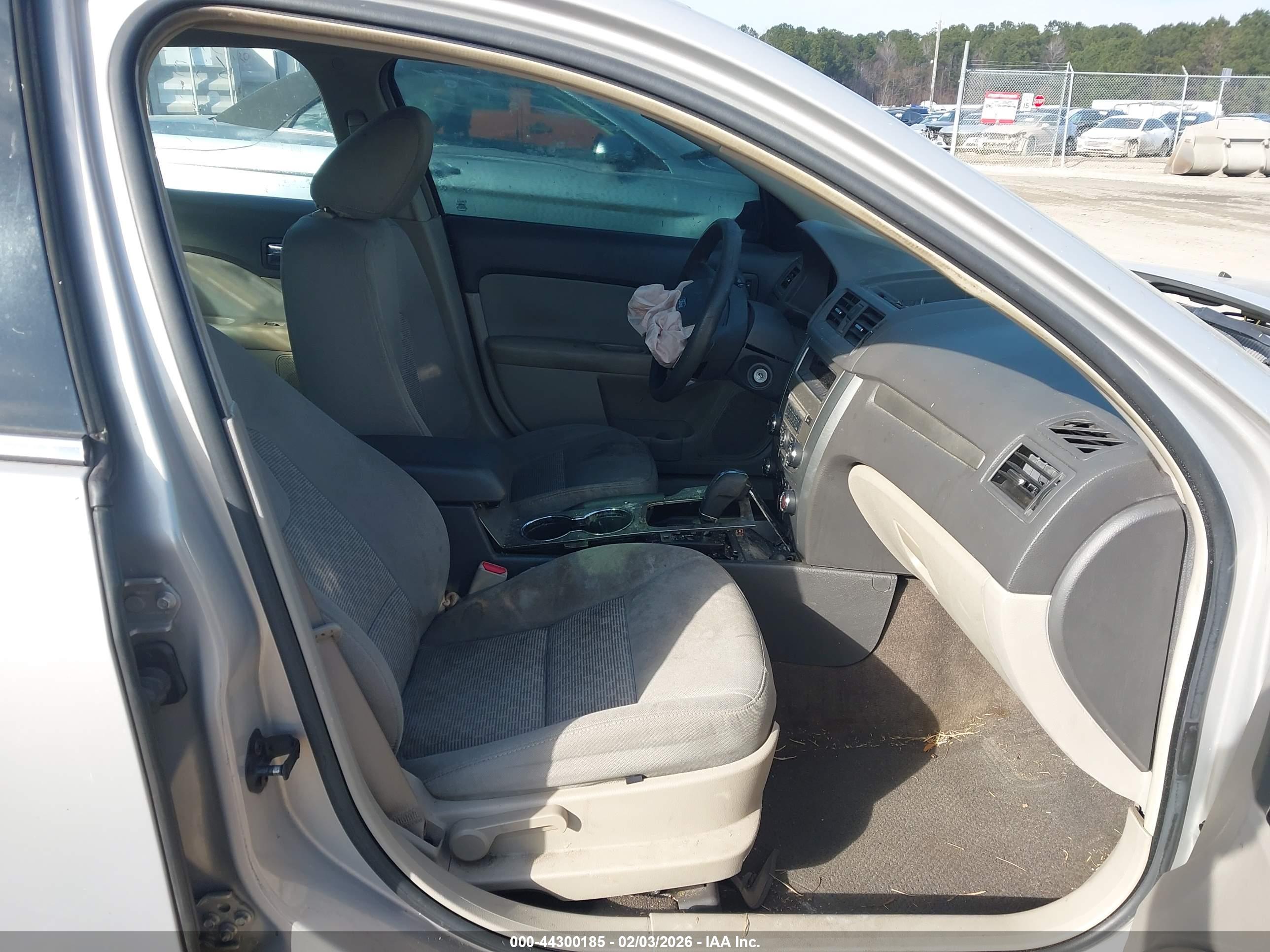 FORD FUSION image 5