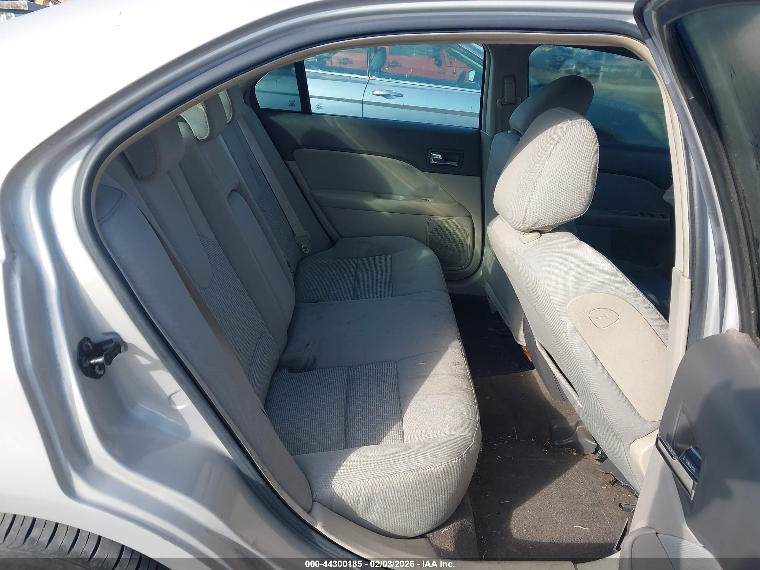 FORD FUSION image 8