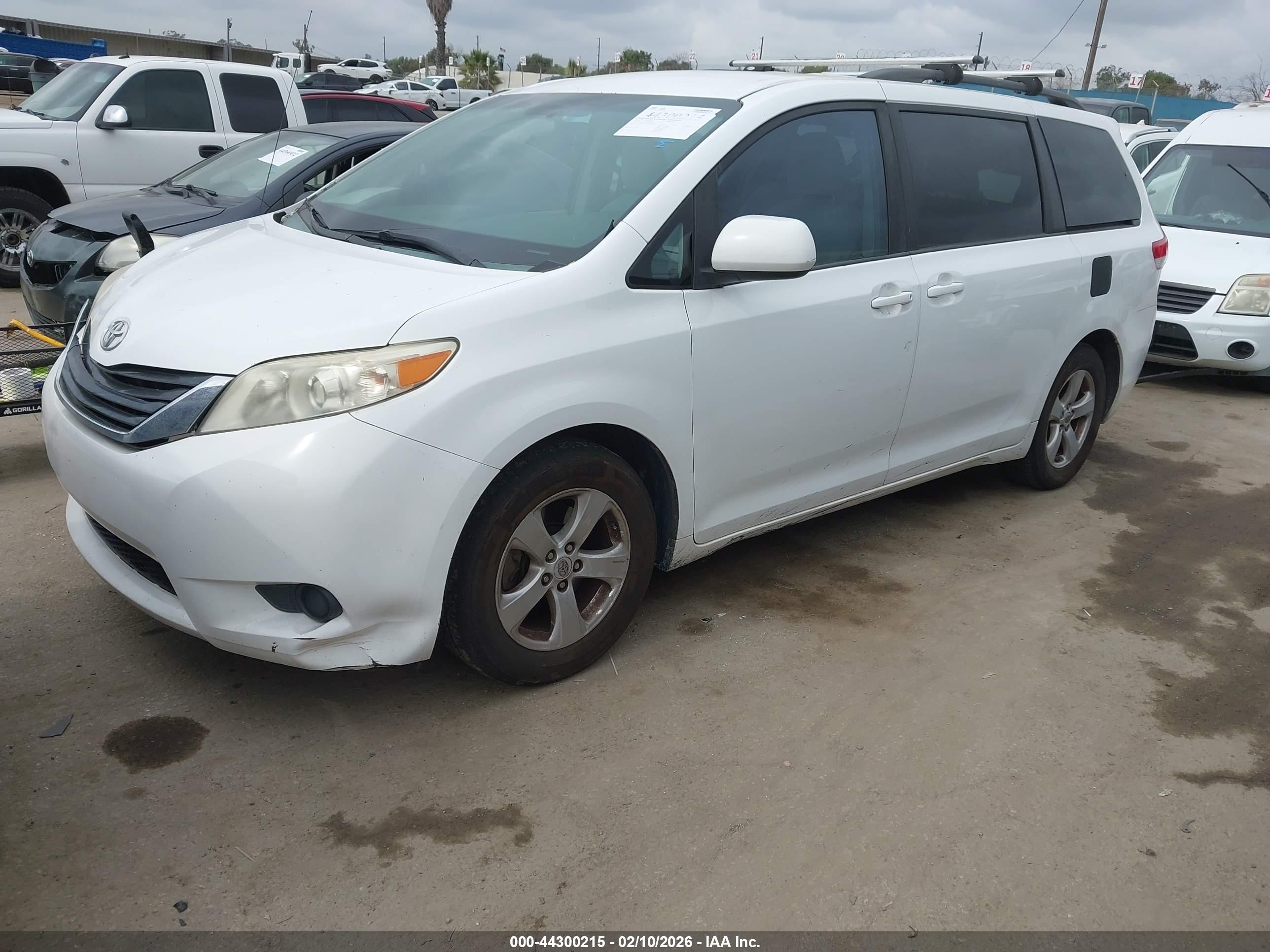 TOYOTA SIENNA image 2