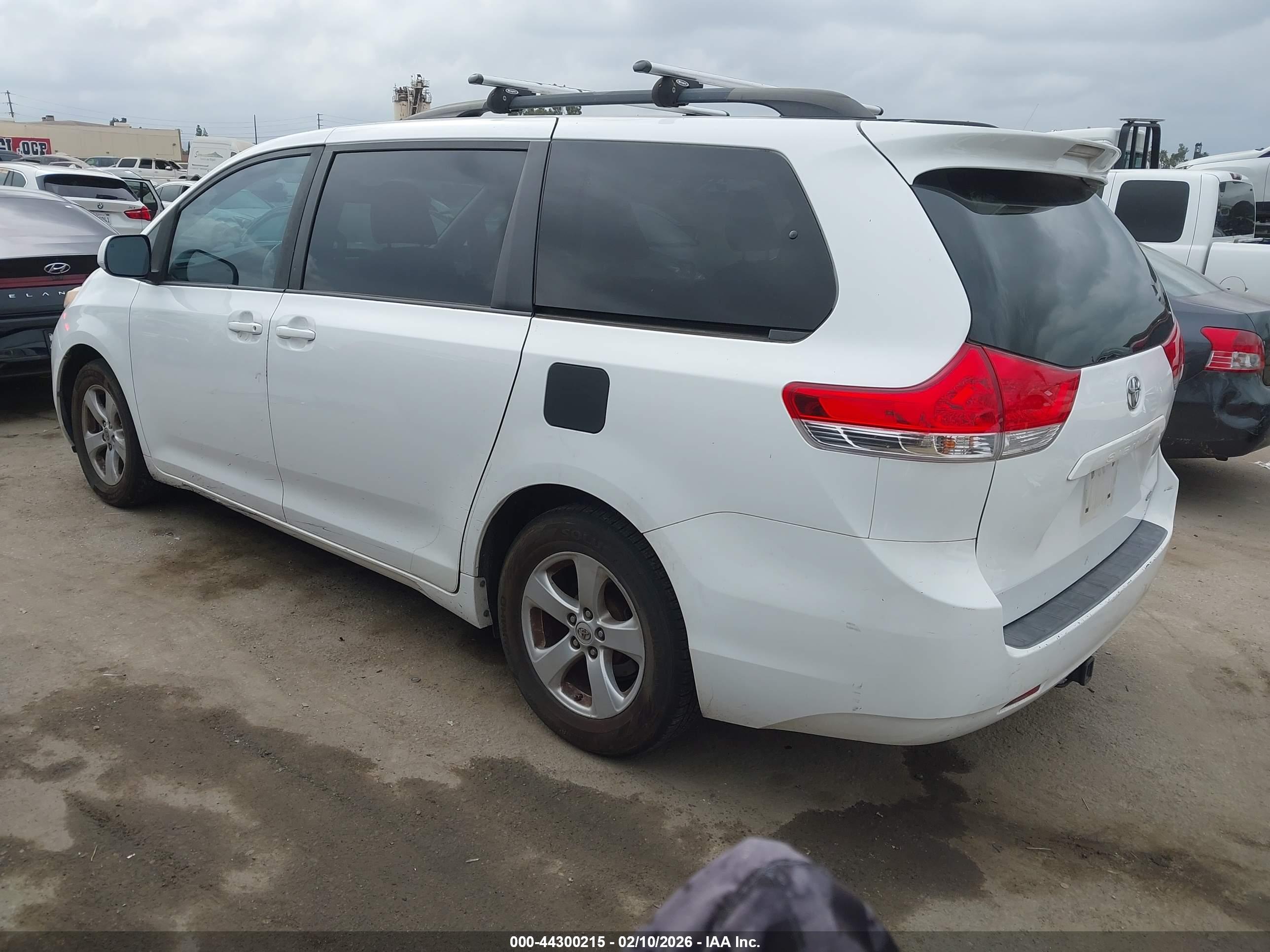 TOYOTA SIENNA image 3