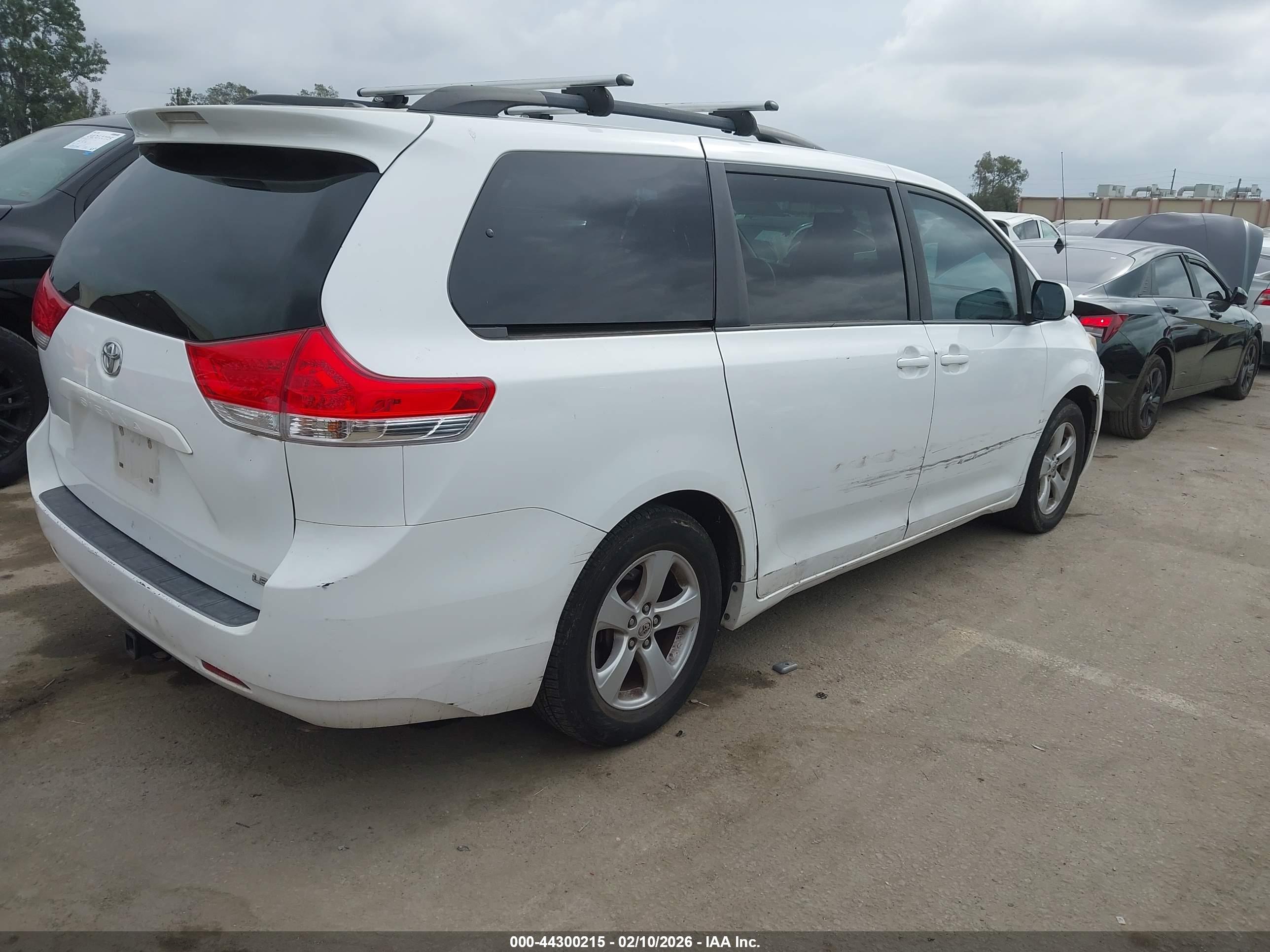 TOYOTA SIENNA image 4