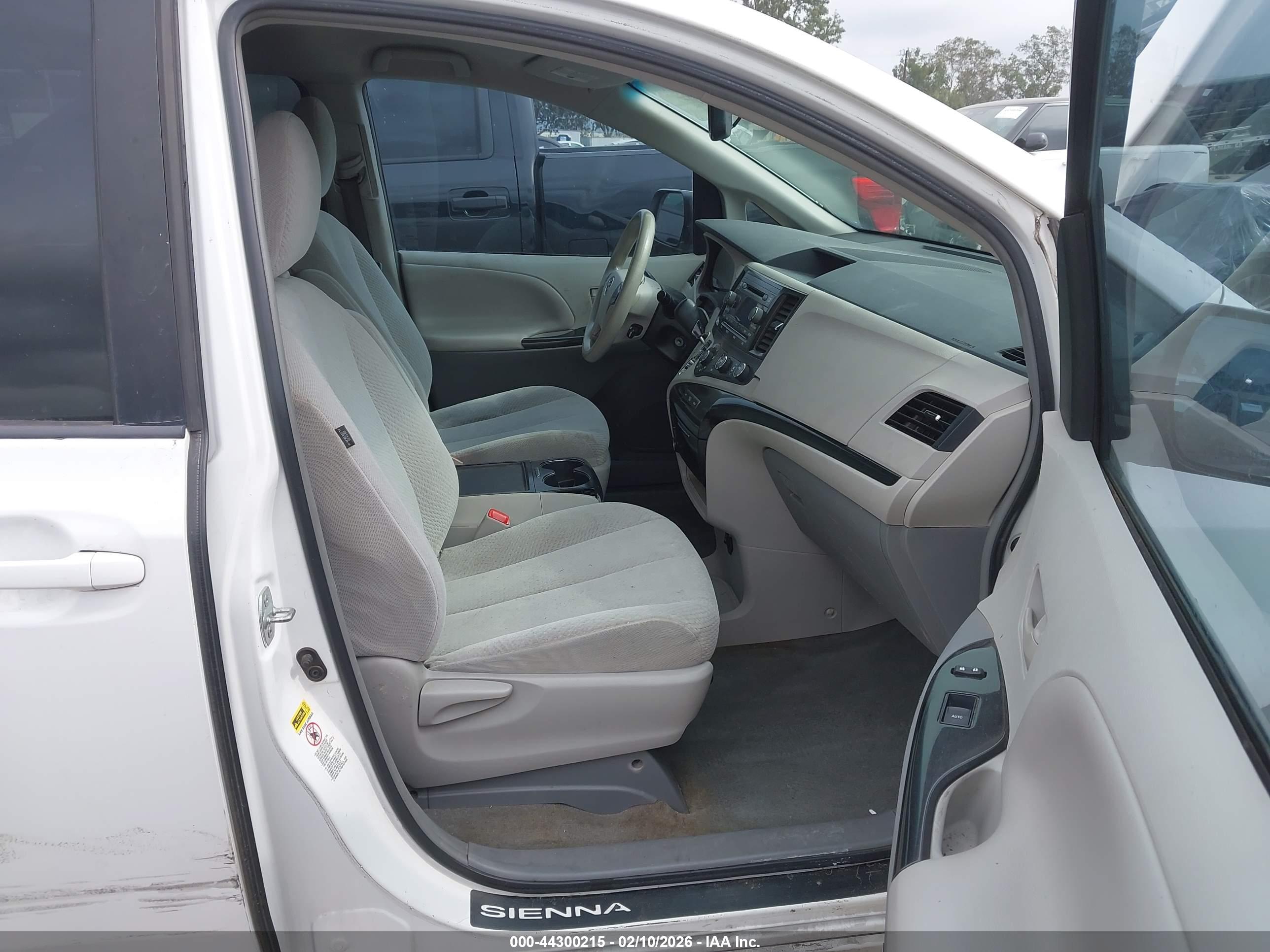 TOYOTA SIENNA image 5