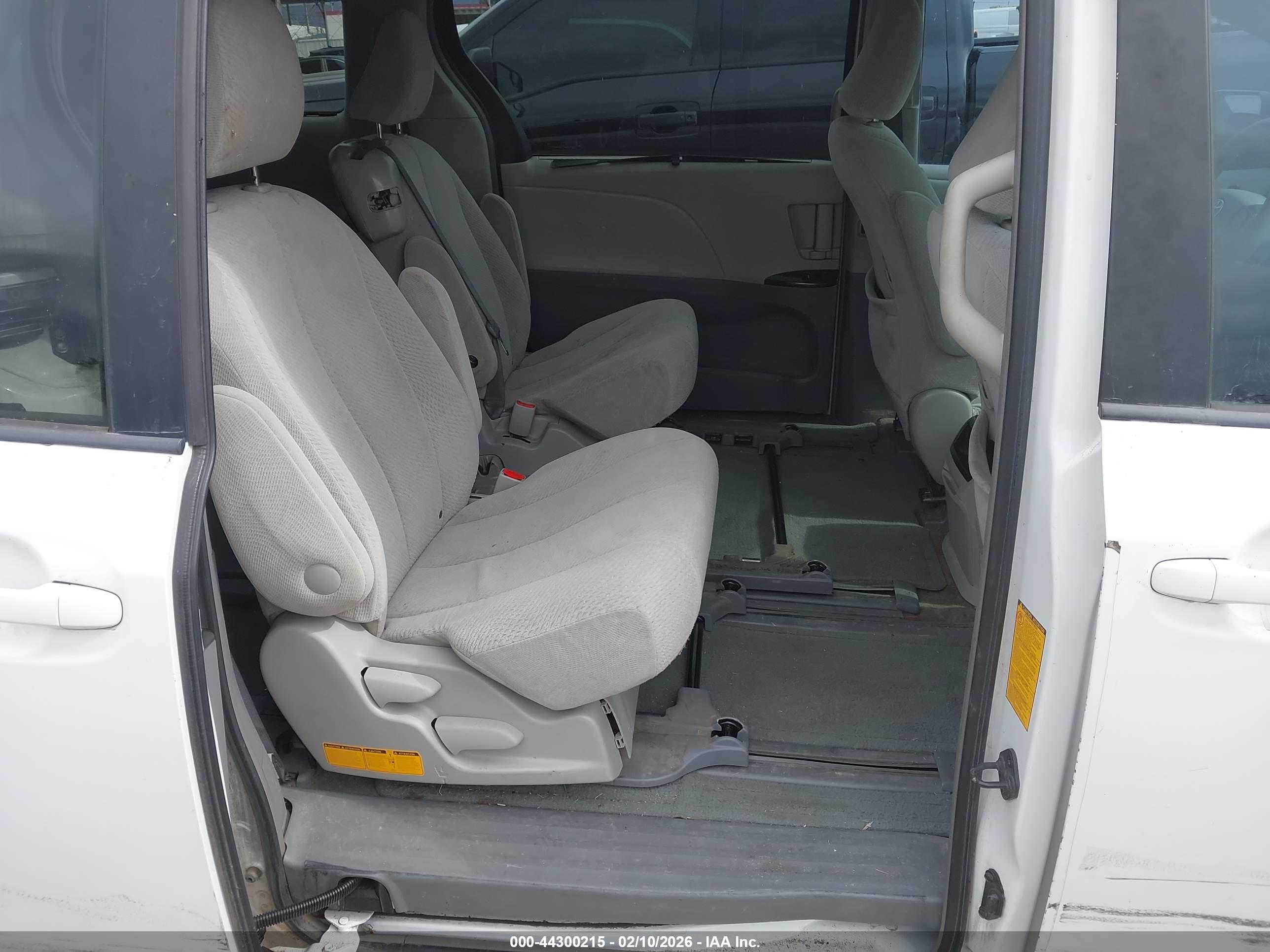 TOYOTA SIENNA image 8