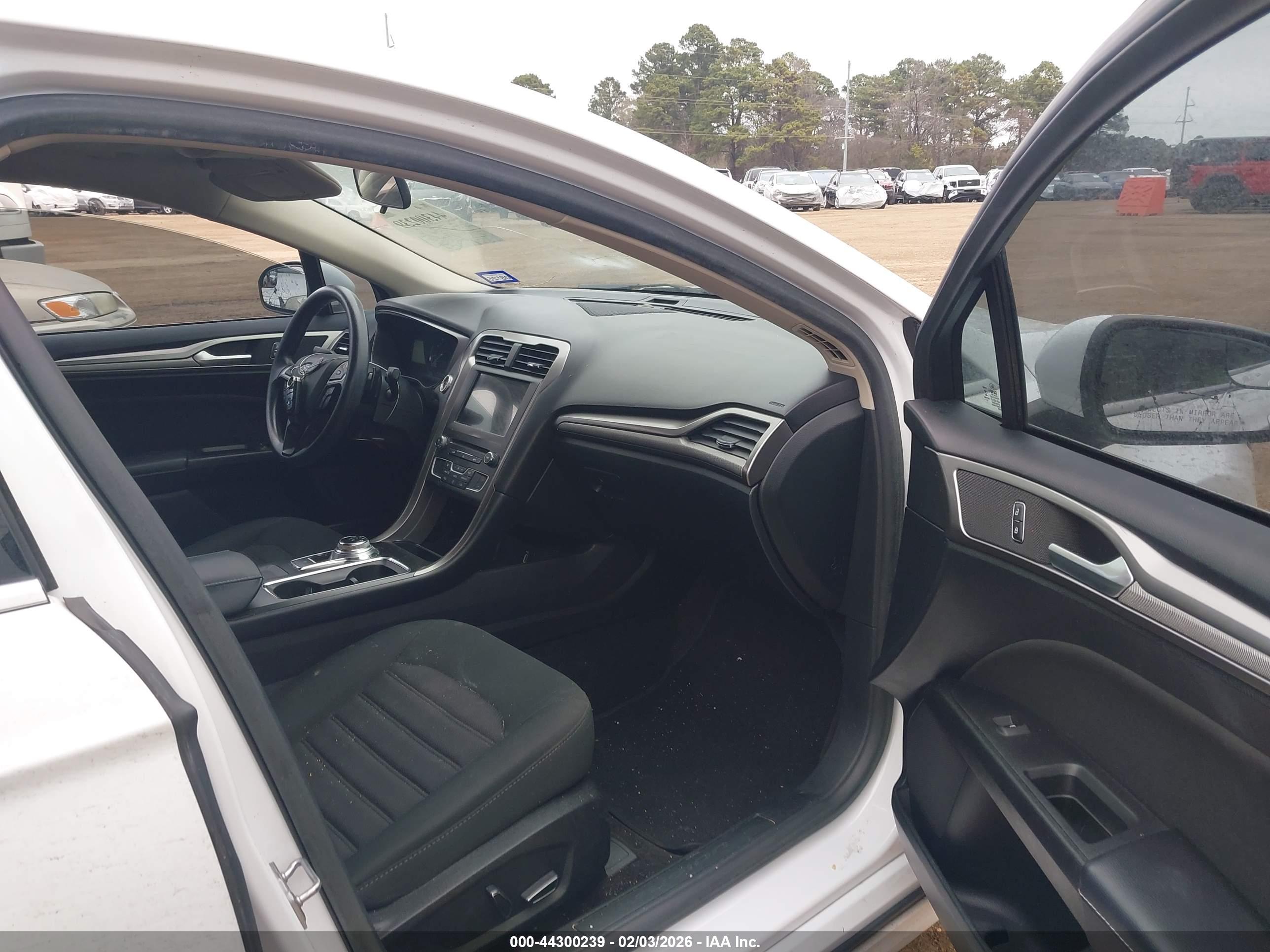 FORD FUSION image 5
